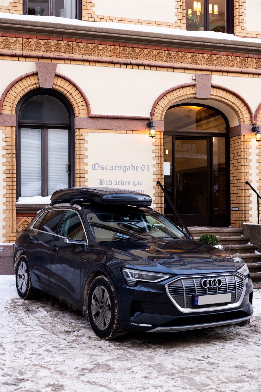 Leiligheten disponerer plass nr. 3 med el-billader rett utenfor bygården på sameiets gårdsplass Galleribilde