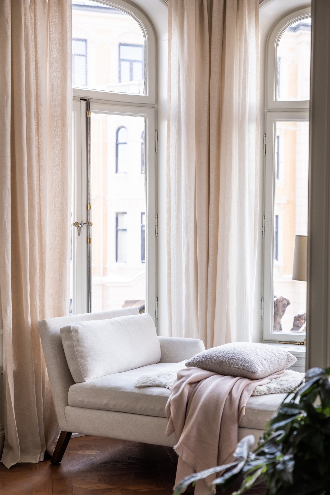 Tårnstuen utgjør selve hjørnet på leiligheten mot Oscars gate og gir godt med lys fra sine 3 store vindusflater Galleribilde