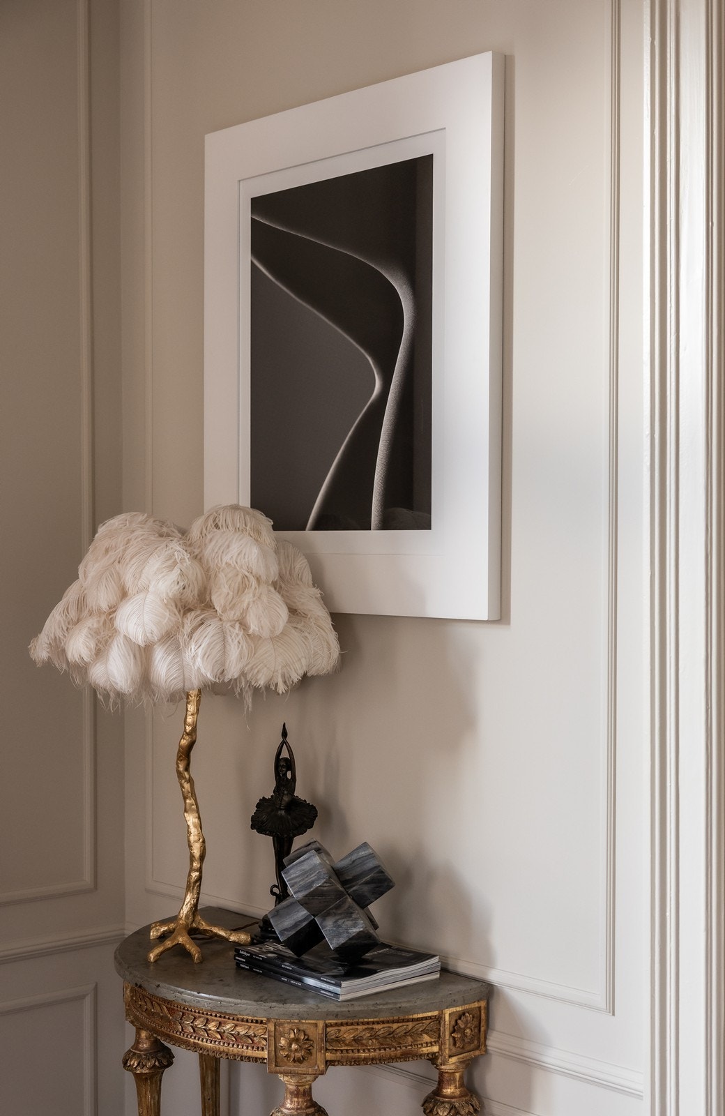 Veggpaneler i stue og bibliotek i stil med epoken huset er bygget Galleribilde