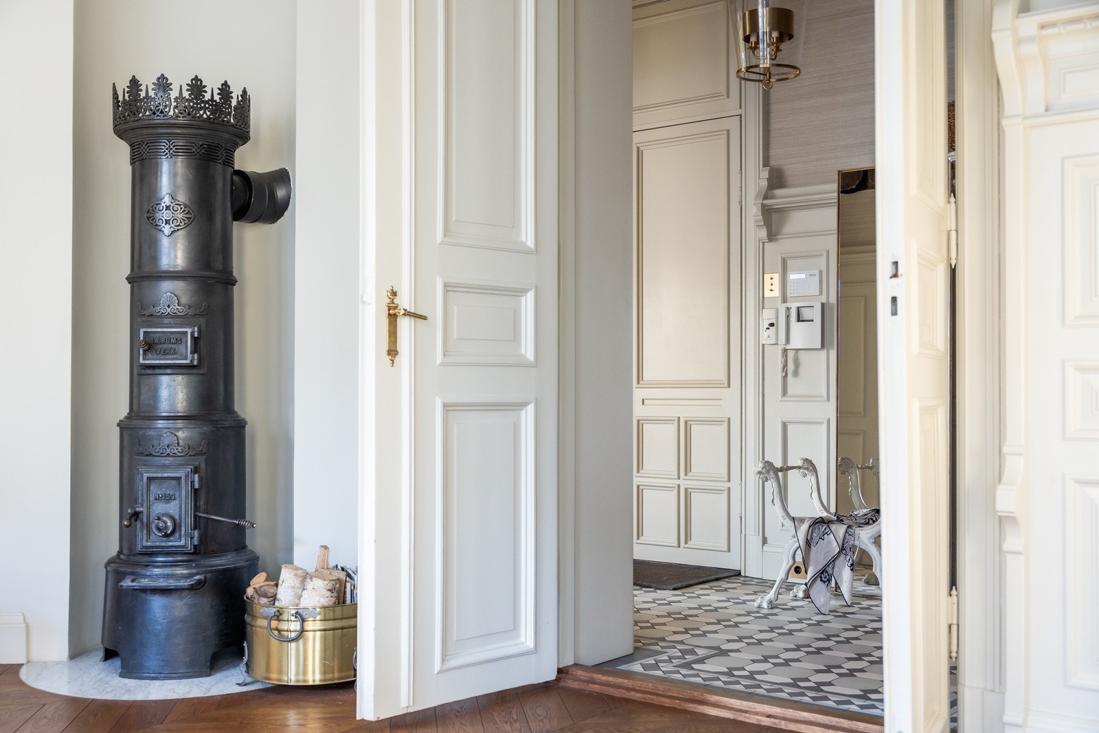 Doble fløydører også mellom hallen og spisestuen Galleribilde