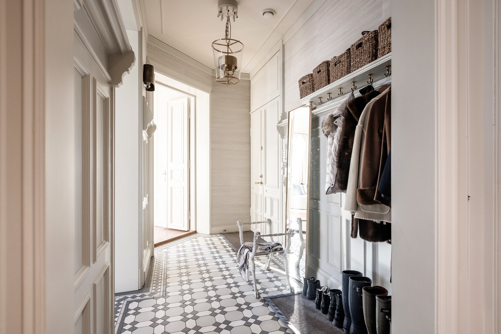 Representativ hall med klassisk hattehylle. Hallen er tilknyttet mellomgangen med tre skjulte innebygde skap (to til oppbevaring av klær/sko og et for sikringsskapet) Galleribilde