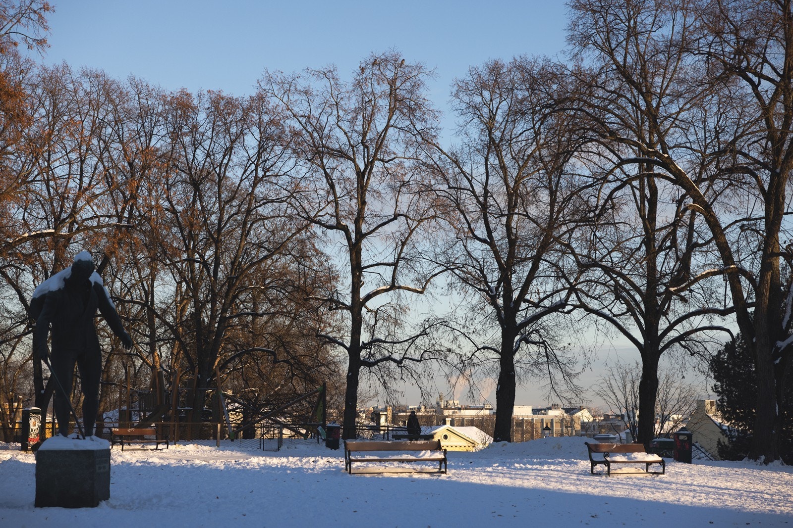 Flotte rekreasjonsområder i umiddelbar nærhet - her fra Uranienborgparken med Uranienborg kirke Galleribilde