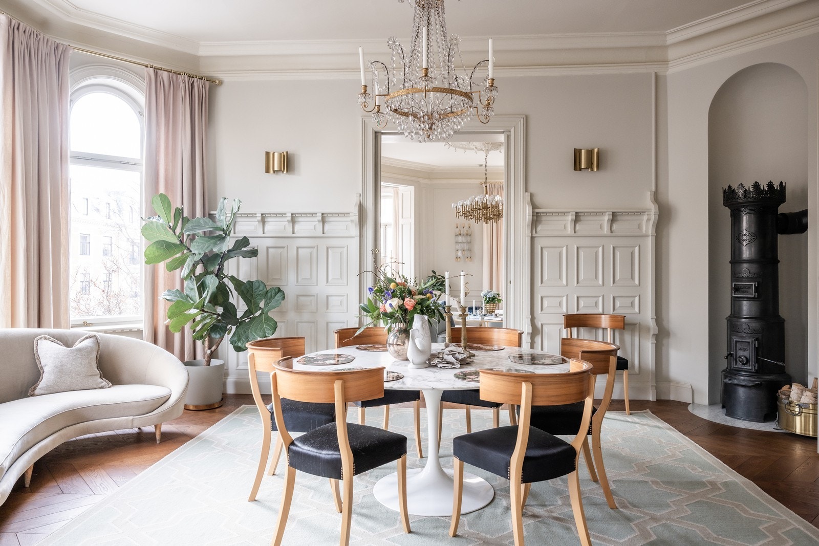 Spisestuen har også store lysvennlige vinduer samt majestetisk brystning og rundovn identisk med originalen fra 1895 Galleribilde