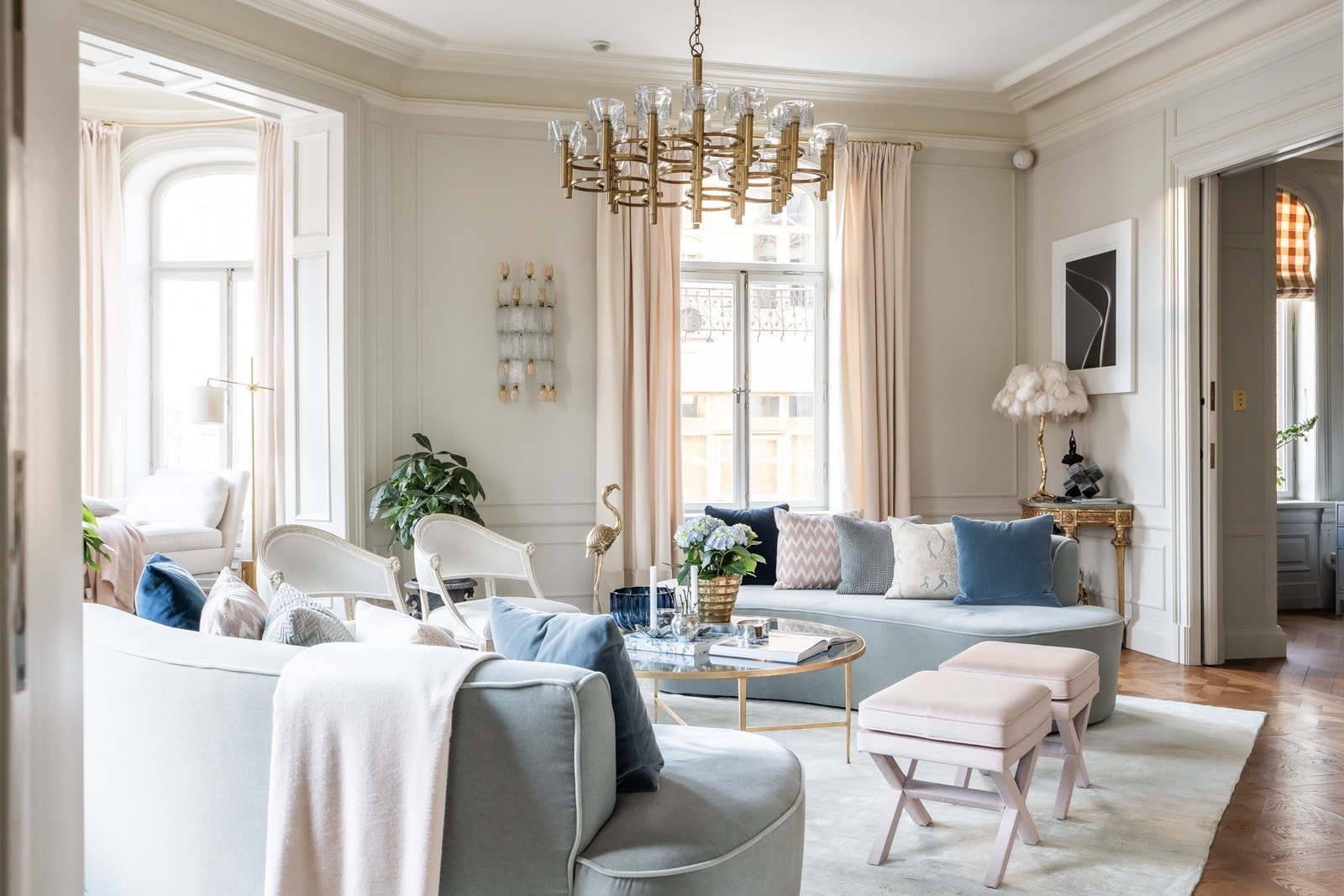 Herlig setting med diverse autentiske klassiske detaljer, svært gode lysforhold, god takhøyde og stuer på rad og rekke Galleribilde