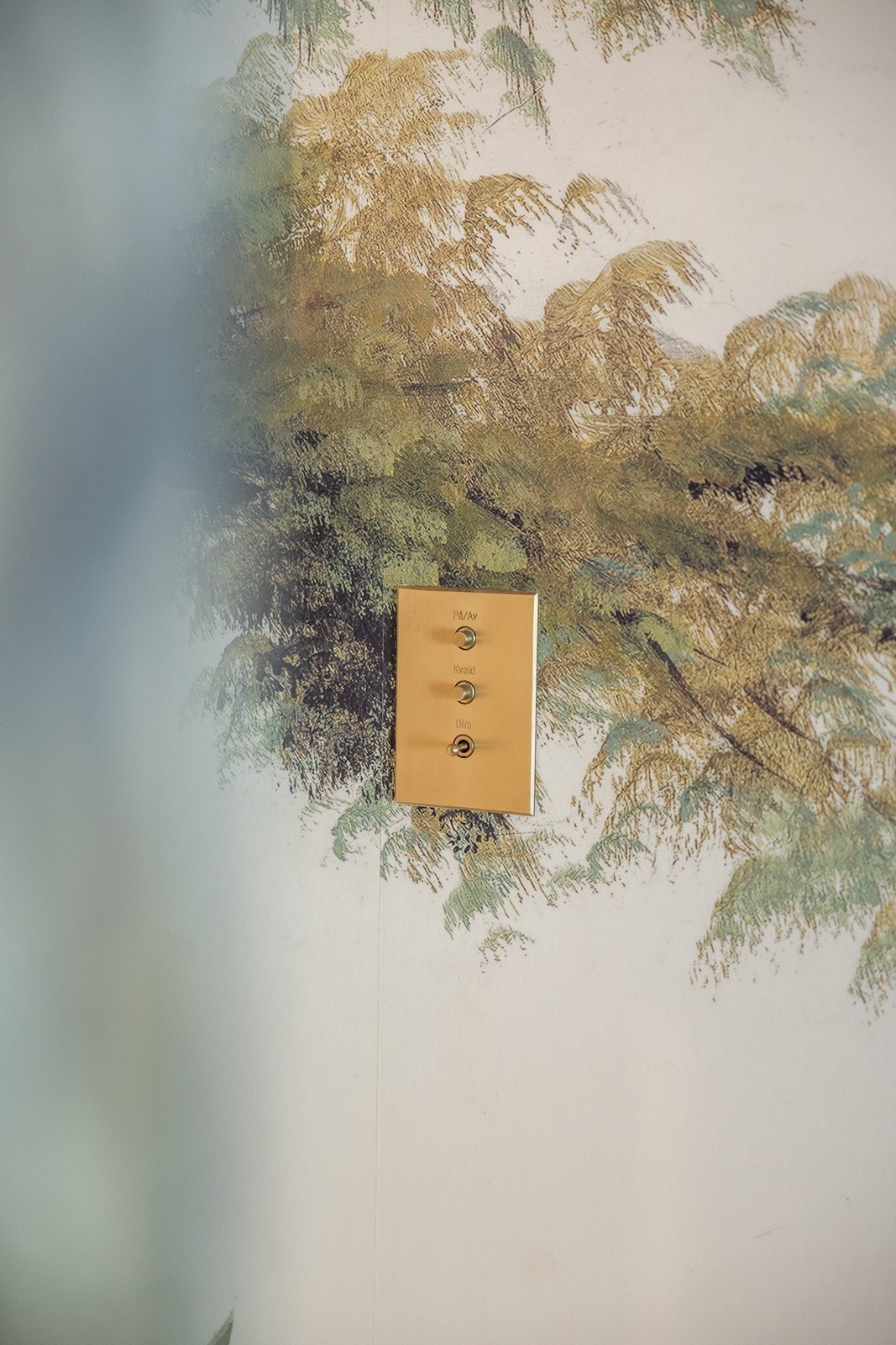 Lysbrytere og stikkontakter fra franske Maison Meljac i messing koblet til
Crestron-systemet for enkel styring av belysning, blant annet "nattscene"-knapp i
master sov og "alt av"-knapp i entré. Enkelte stikkontakter styres fra lysbryter på
veggen. Galleribilde