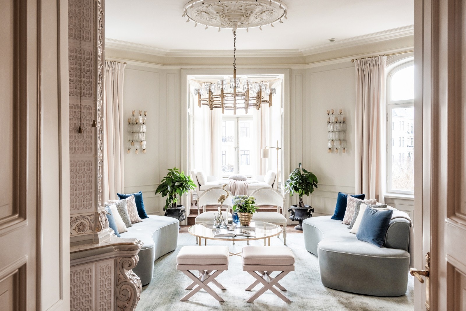 Lyset flommer inn fra hele 14 stk store klassiske vinduer mot Oscars gate da leiligheten ligger langsmed fasaden Galleribilde