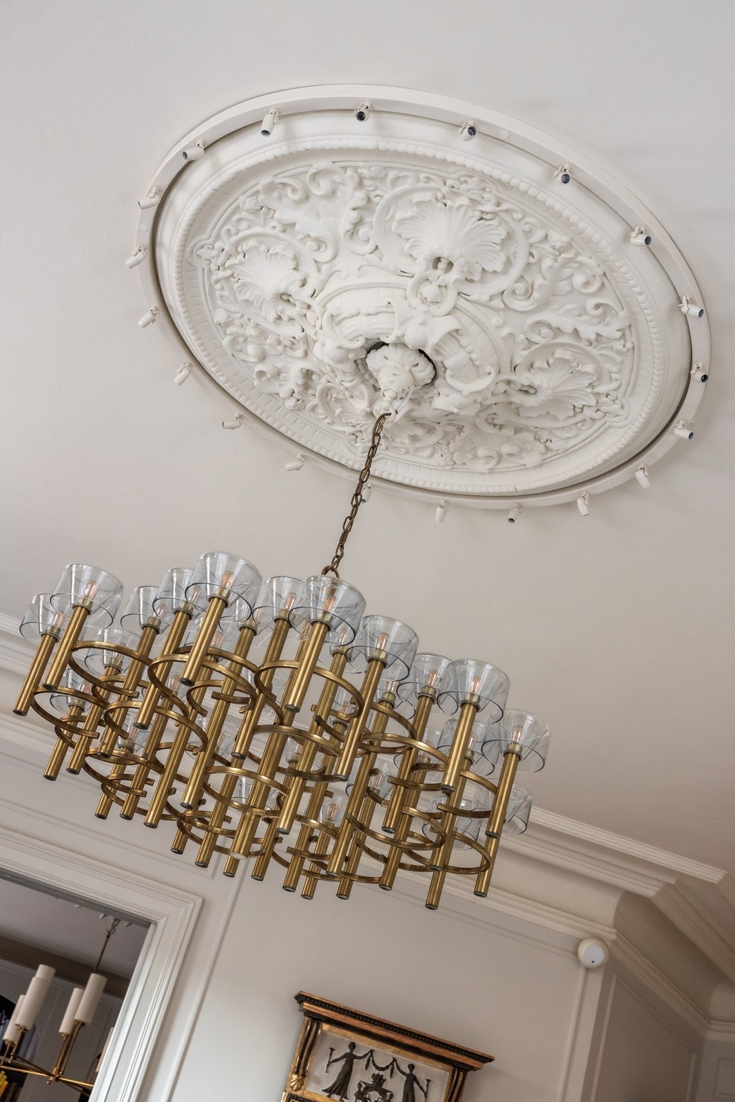 "It's all in the details" - Crestron-system med fire kretser i hver takrosett (en
for takarmatur og tre til spotkranser som er montert rundt hver takrosett for funksjonsbelysning, aksentbelysning og generell belysning) Galleribilde