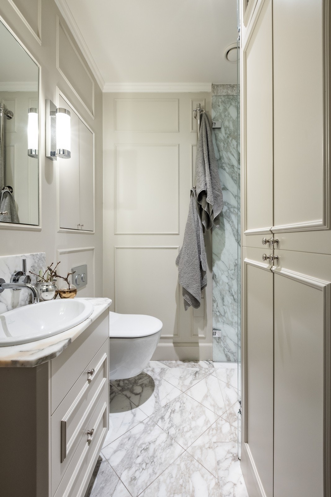 Lekkert gjestebad - også det med utstrakt bruk av marmor samt diverse skjulte lagringsskap integrert i veggene Galleribilde