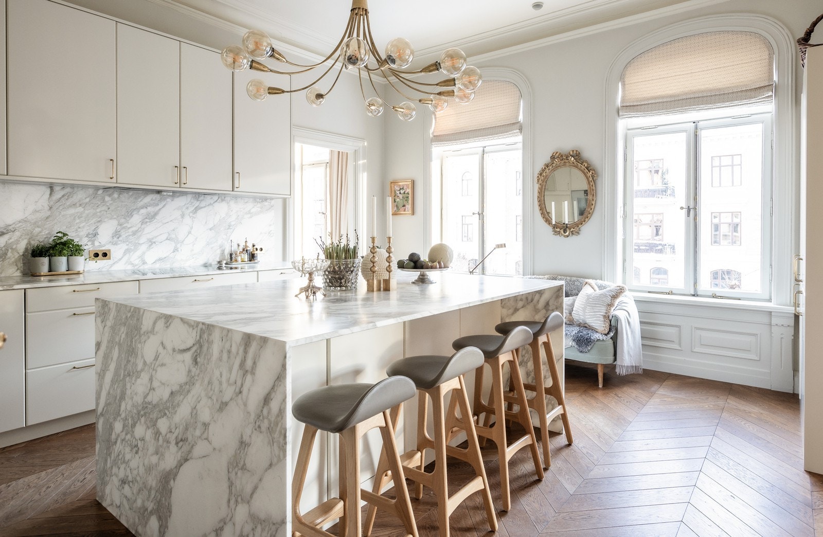 God plass til frokosten eller en ostekveld med venner på kjøkkenøya Galleribilde