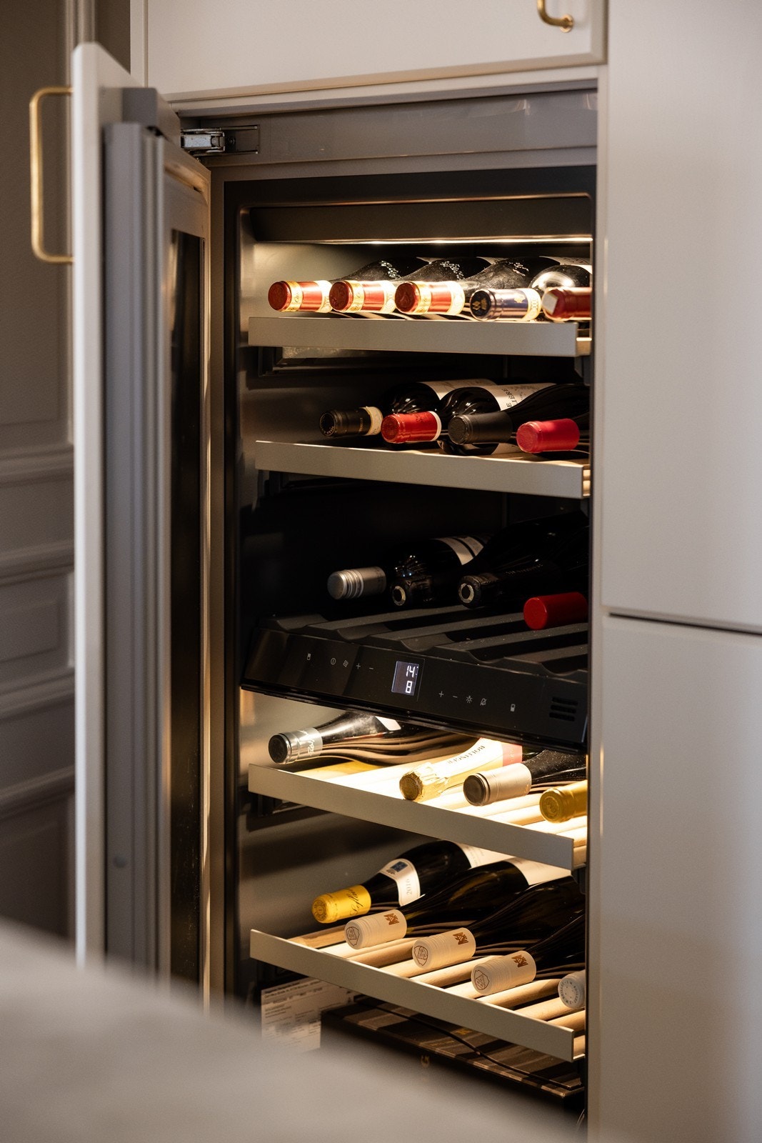 Integrert vinskap innfelt med dør i samme stil som resten av kjøkkenet Galleribilde