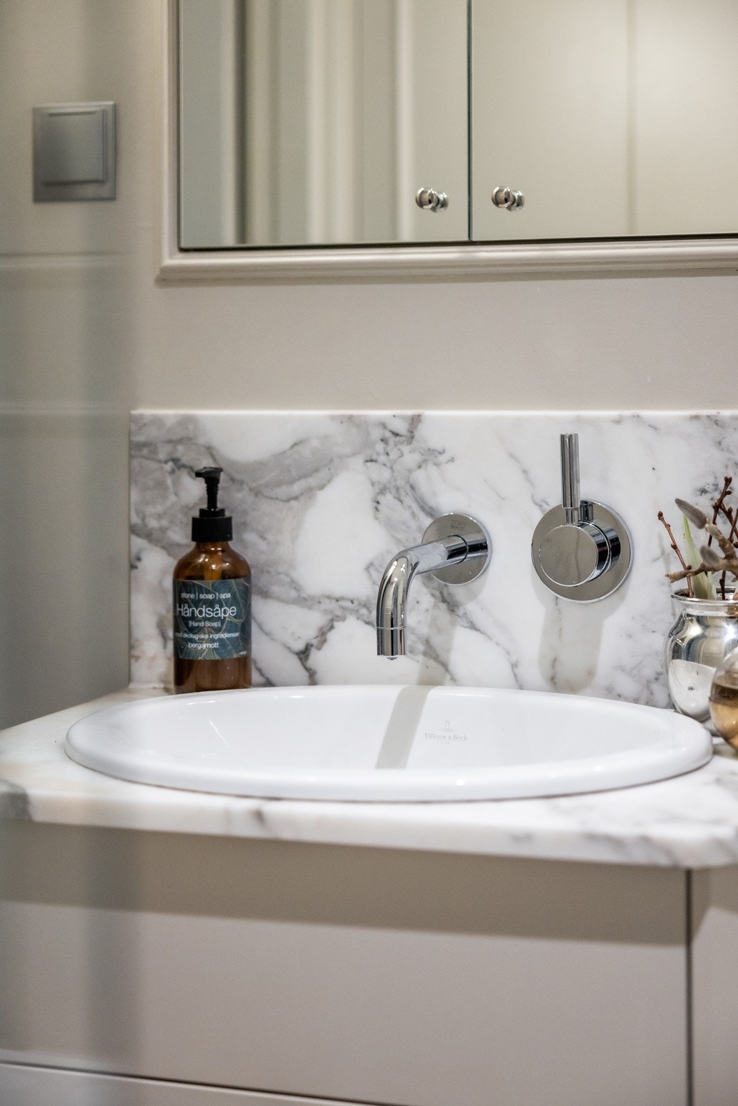 Diverse integrerte løsninger i både blandebatterier fra Dornbracht og diverse skjulte lagringsskap Galleribilde