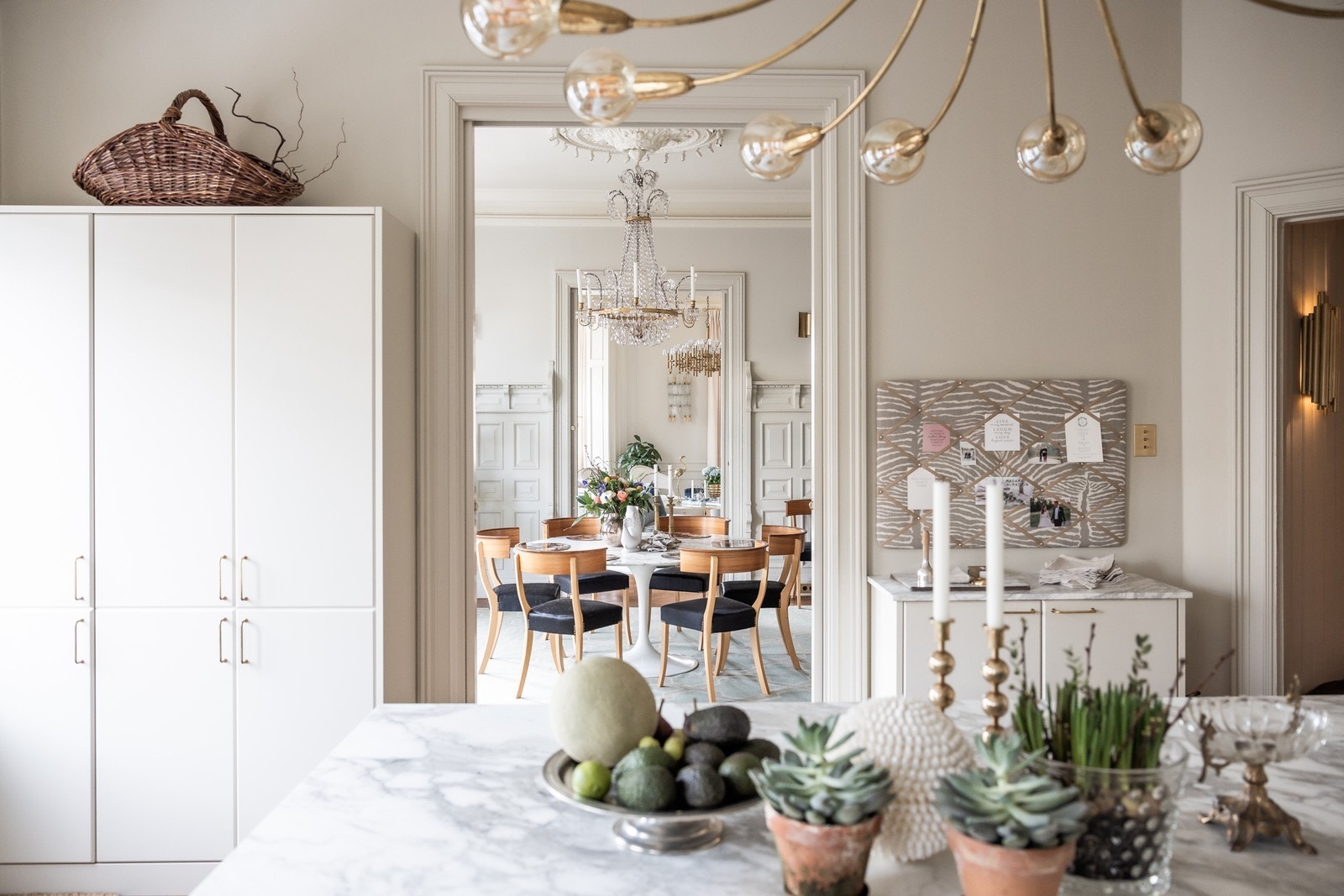 Det er heller ikke spart på noe i spisekjøkkenet, tegnet av interiørarkitekt og produsert av Vegårshei Trevare Galleribilde