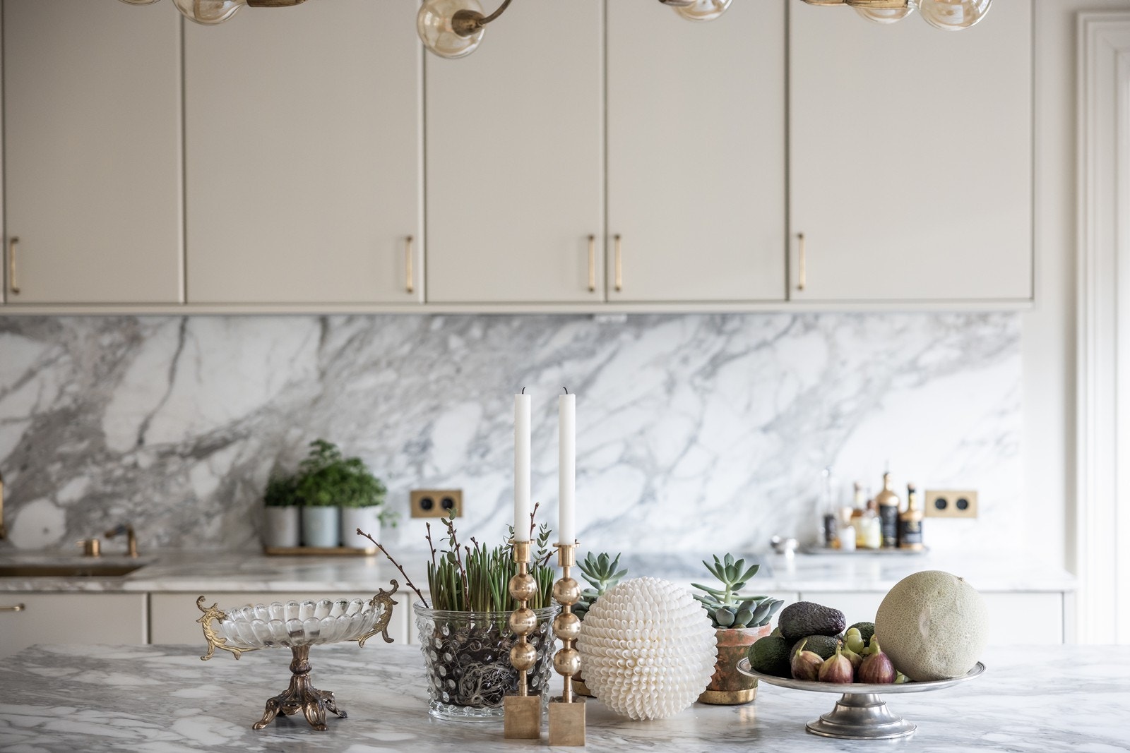 God plass på kjøkkenøya til diverse pynt eller servering av mat etc. Galleribilde