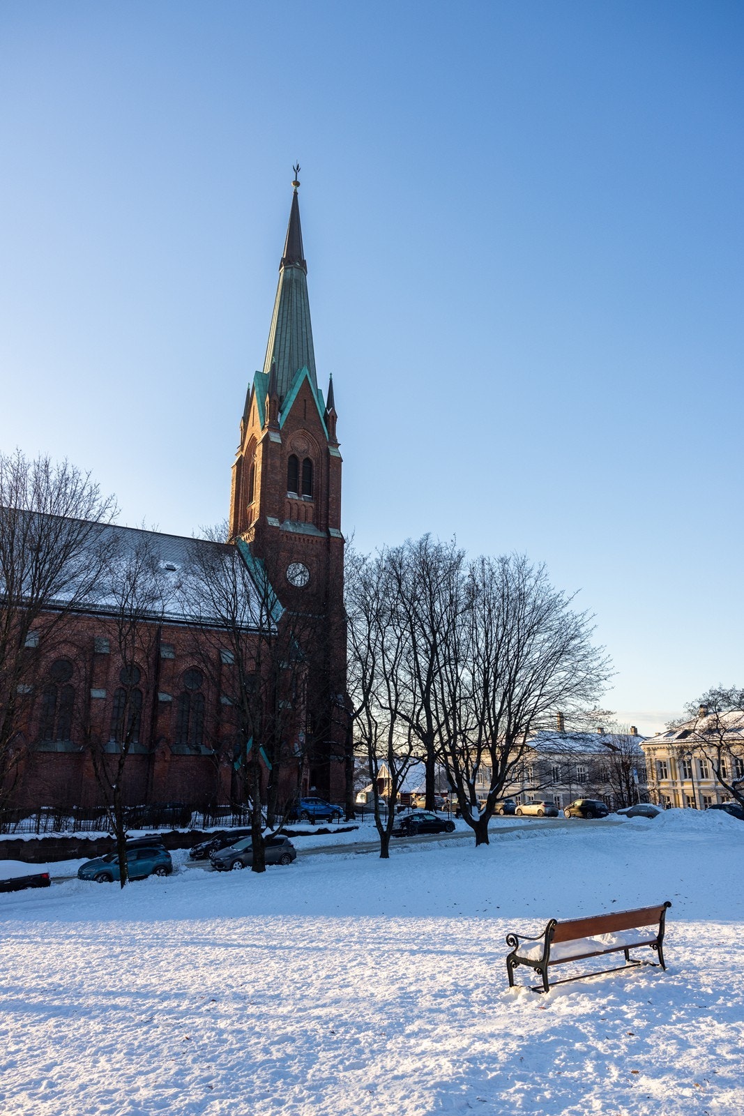 Flotte rekreasjonsområder i umiddelbar nærhet - her fra Uranienborgparken med Uranienborg kirke Galleribilde