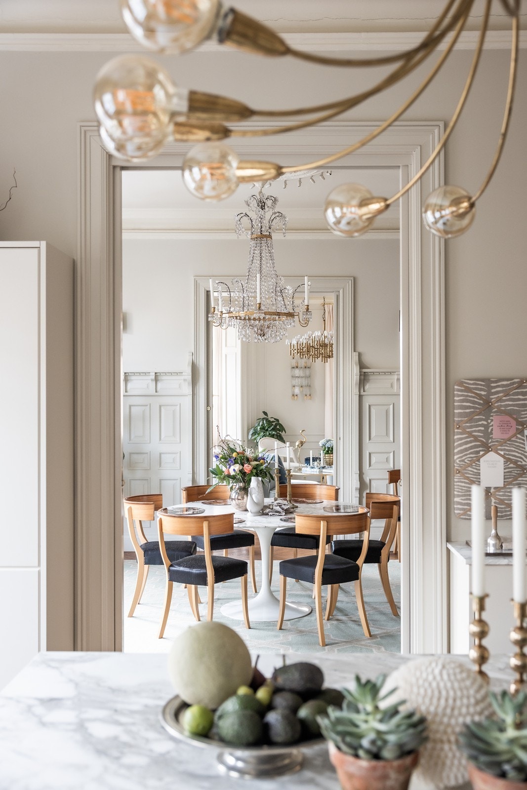 Fra spisekjøkken gjennom spisestue til hjørnestuen Galleribilde