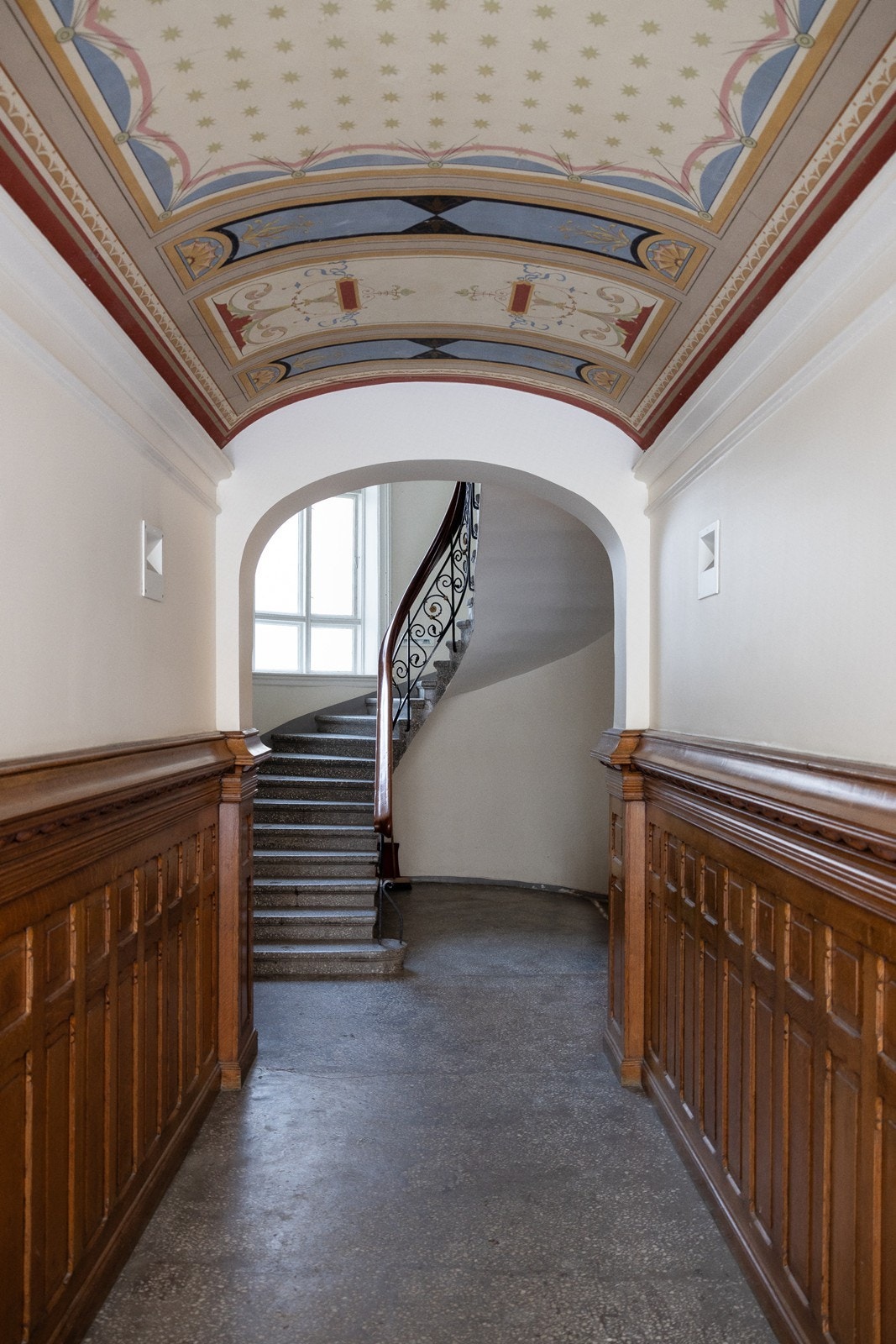 Klassisk inngangsparti til bygget med flott himlingsmaleri Galleribilde