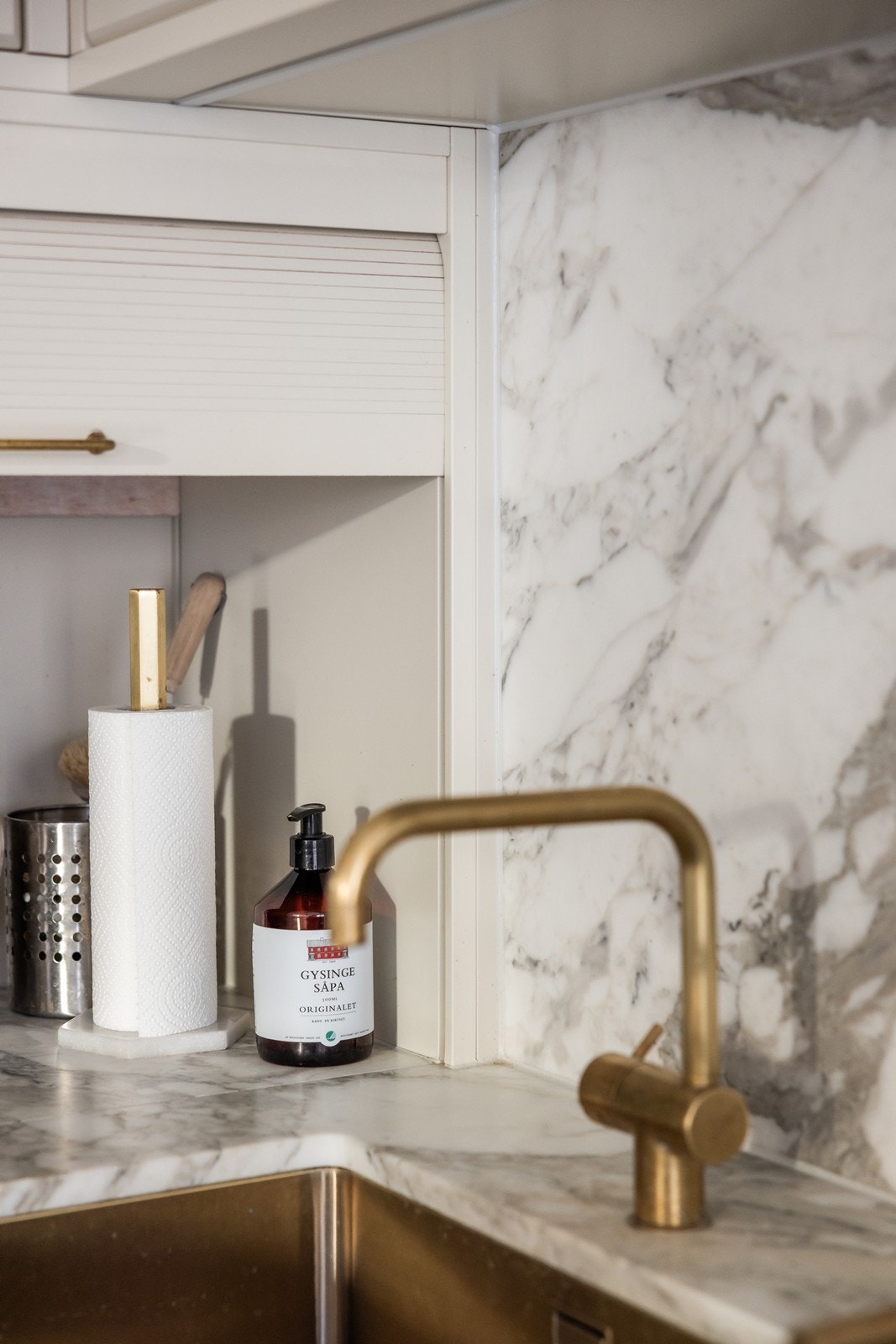 Sjalusiskap med praktisk lagringsplass for diverse du trolig ikke vil ha synlig på benken Galleribilde