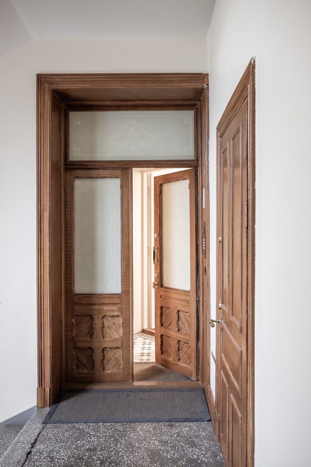 Hoved-inngangsdør i hovedtrappeløpet, samt døren til biblioteket/TV-stue/kontor/Soverom 4 til høyre i bildet Galleribilde