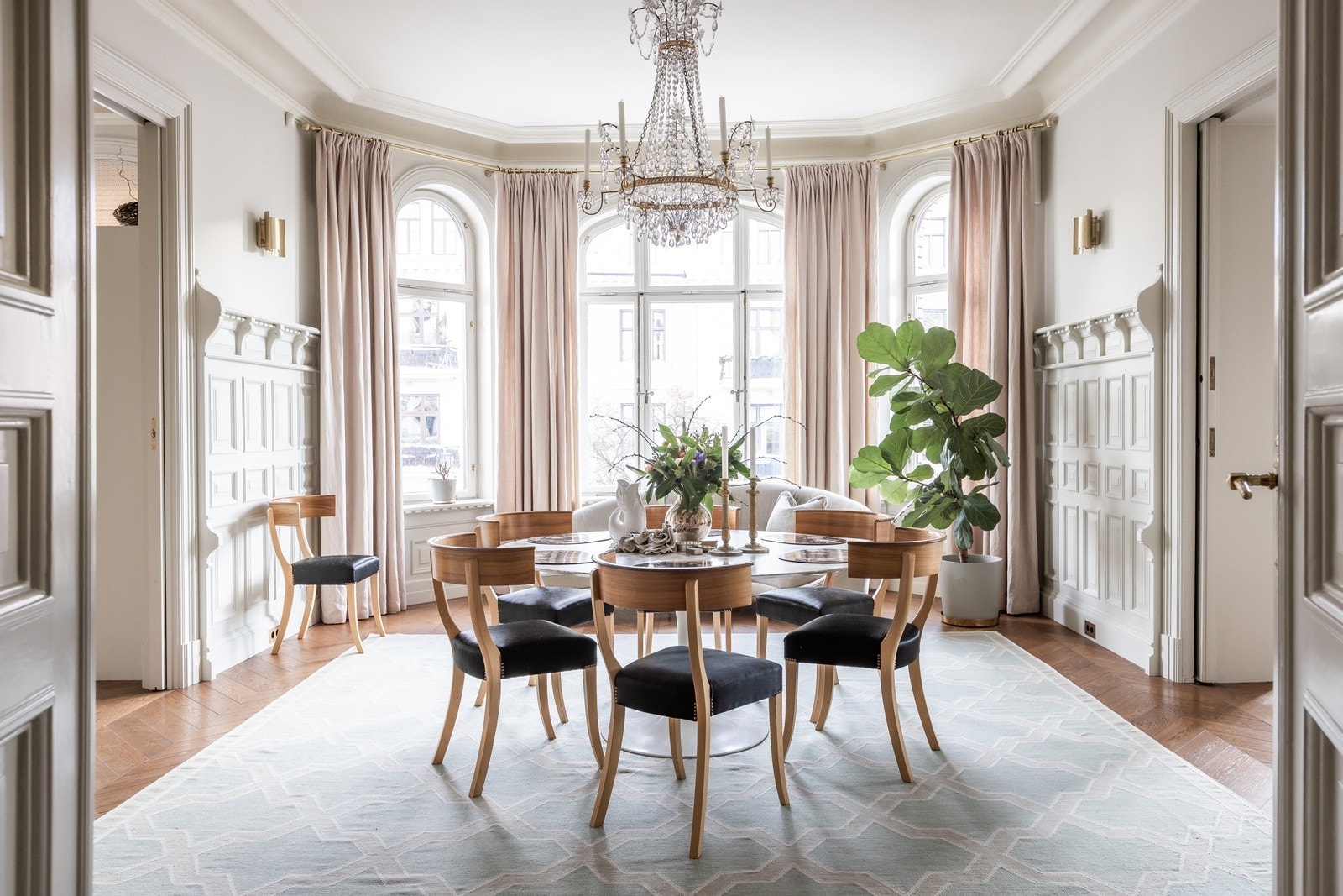 Fin plass til stort spisebord i spisestuen og godt med lys fra 3 vinduer i rommets karnapp Galleribilde