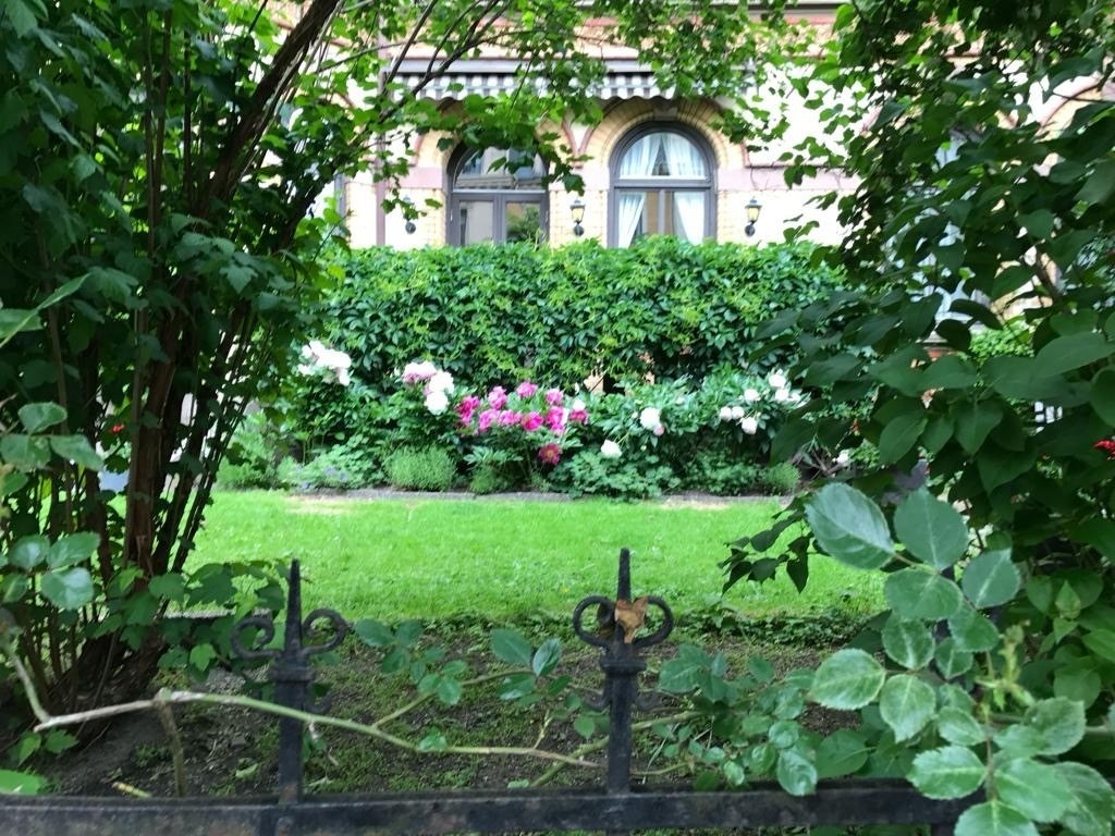 Flott beplantning i hagen mot Oscars gate med ulike typer blomster og godt skjermende prydbusker - privat sommerbilde Galleribilde