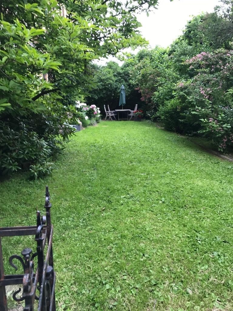 Frodig og solrik barnevennlig inngjerdet hage til felles benyttelse - privat sommerbilde Galleribilde