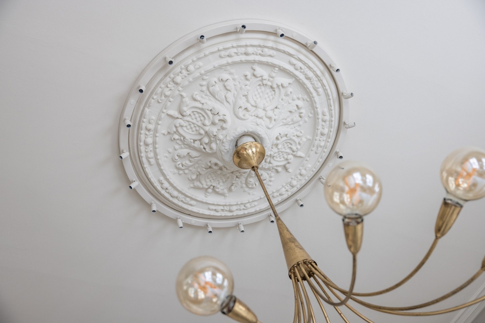 Alle ledninger ble byttet ut, trukket på nytt og lagt inn i vegger/gulvlister og himlinger i et skjult
anlegg. Spisestuens rosett har også en spot-krans med fire kretser styrt av Crestron-systemet Galleribilde