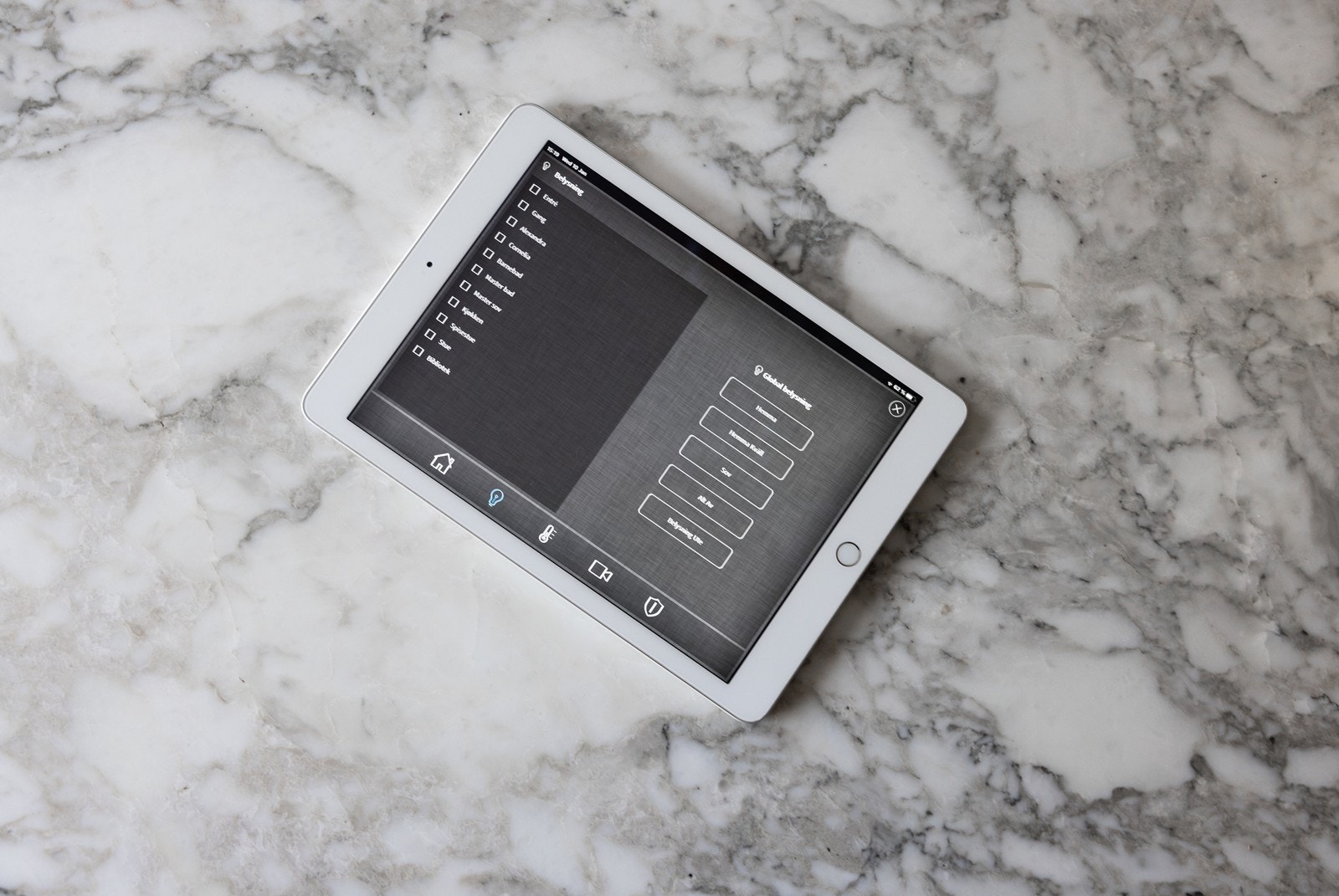 App-system til styring av belysning, varme, security system med kamera, samt calling anlegg Galleribilde