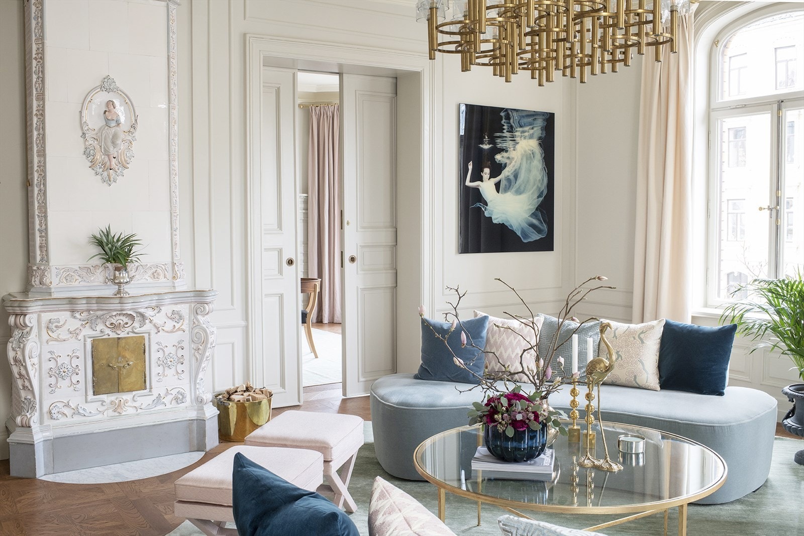 Herlig hjørnestue med majestetisk svenskeovn, doble fløydører, brystninger og diverse store vindusflater Galleribilde