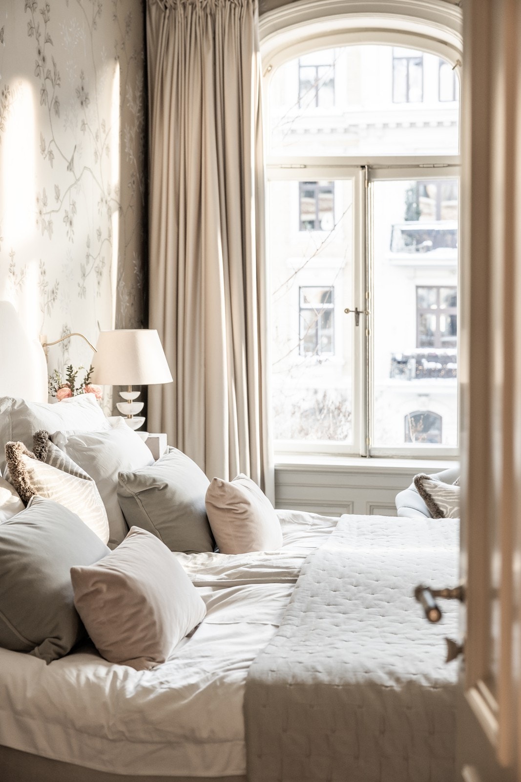 Herlig lys også på hovedsoverommet - og praktisk med motorisert gardinoppheng Galleribilde