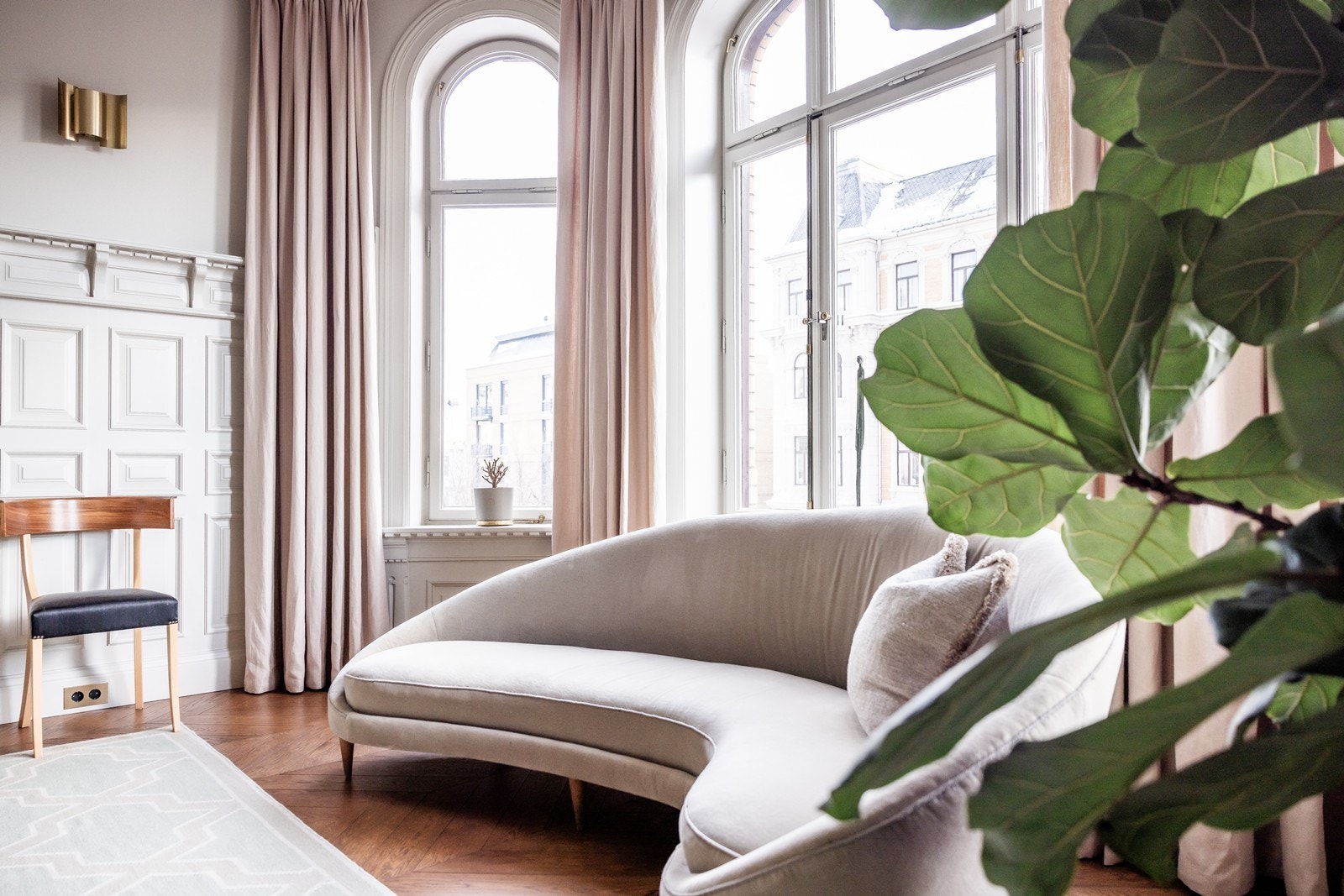 Alle originale vinduer er restaurerte (dvs. alle vinduer ut mot gaten/parkeringen). Orignale spanjolettbeslag ble også renset for maling og tilbakeført til sitt opprinnelige utseende i jern og messing Galleribilde