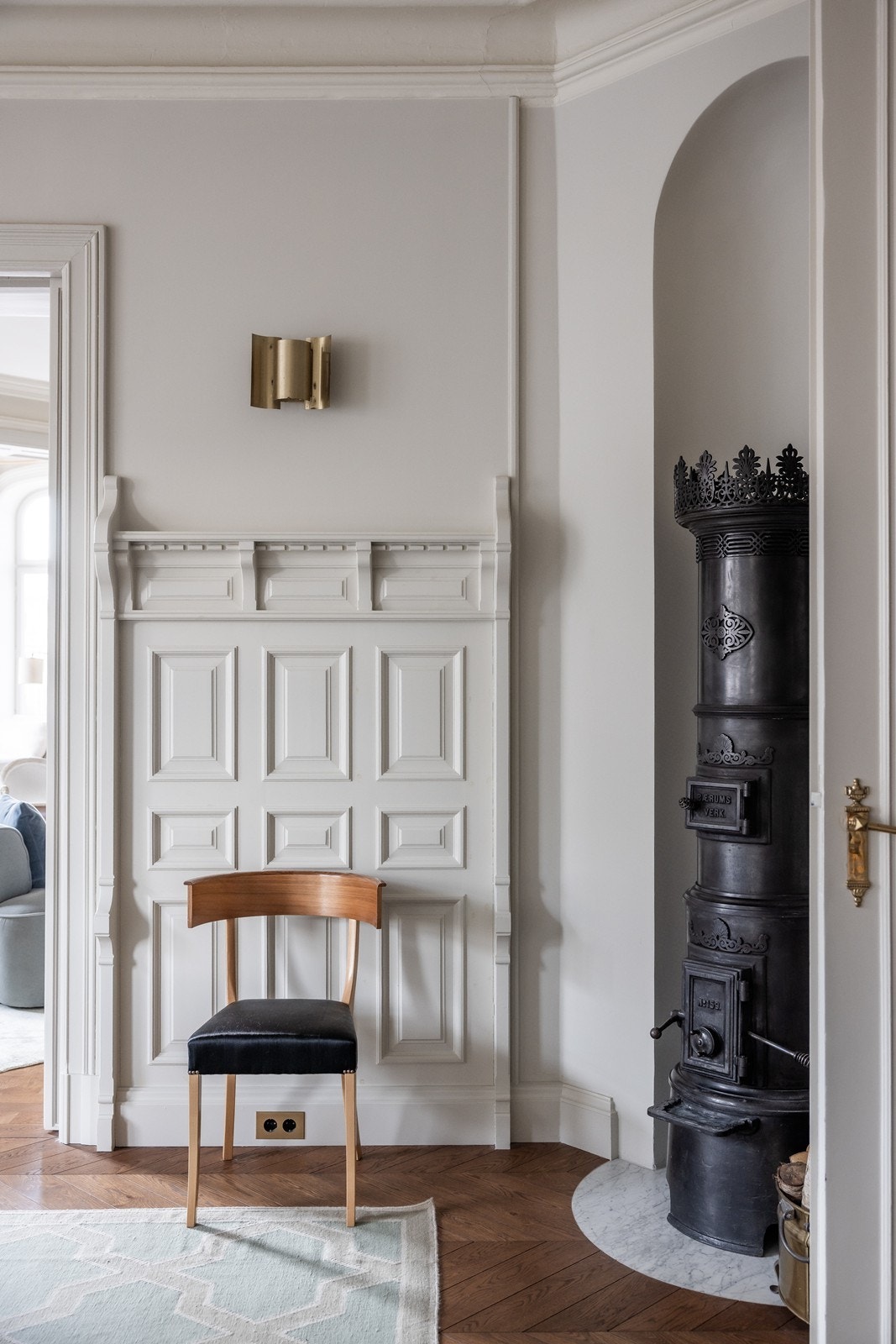 I tillegg til rundovnen identisk med originalen er det montert eksakt kopi av originale
herskapelige veggpaneler/brystninger i både spisestue og entré Galleribilde