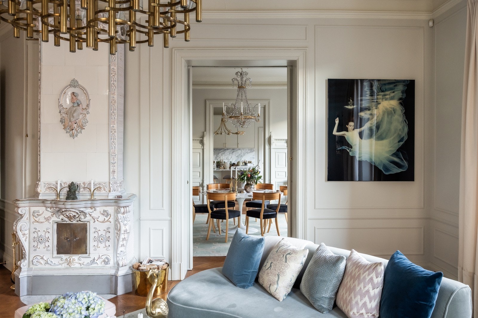 Det er godt å se at det fremdeles finnes store velholdte leiligheter med den gode klassiske løsningen med stuer på rad Galleribilde