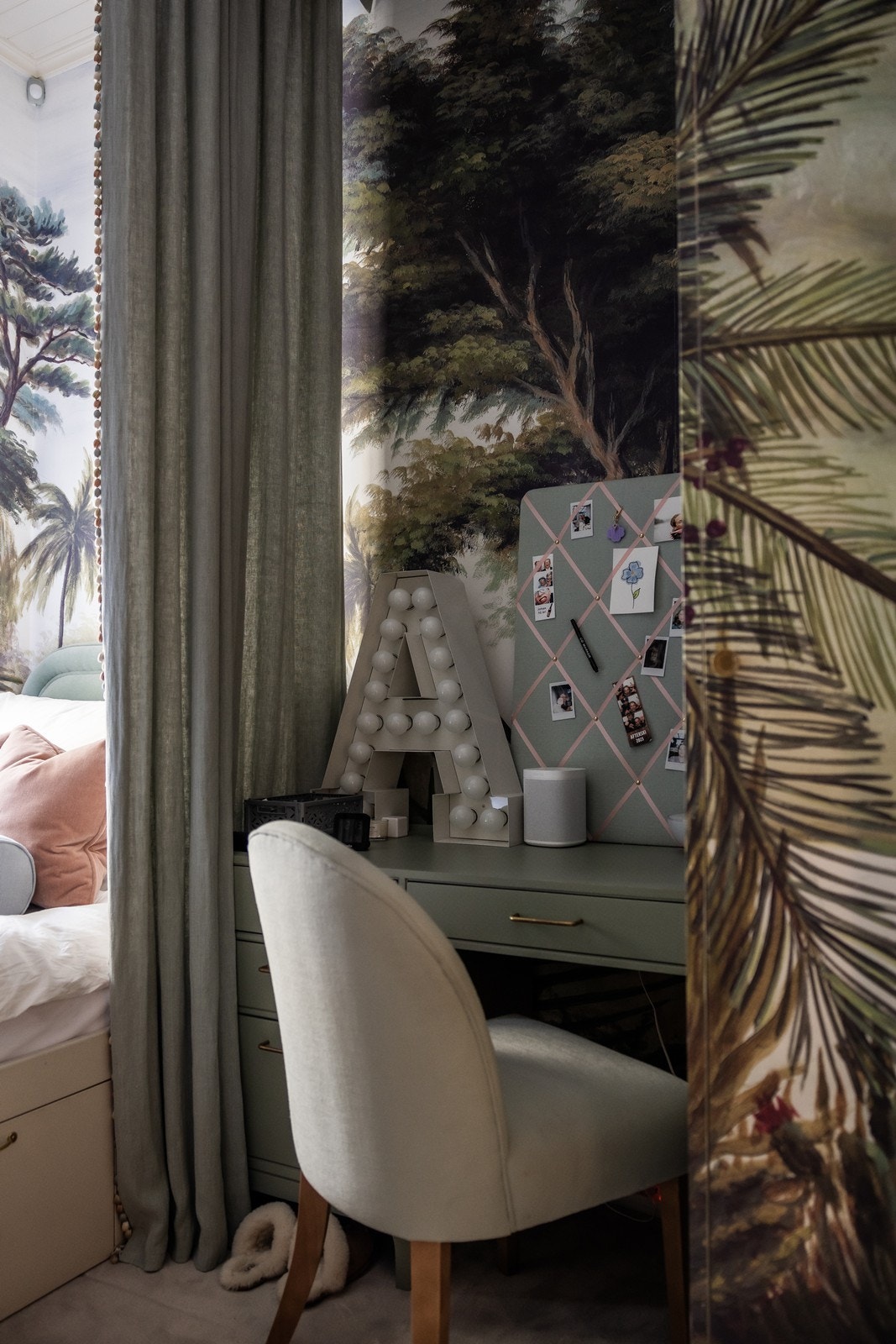 Barnerom "i eventyrland" - fulltapetsert og integrerte skap. Sengeramme med skuffer medfølger Galleribilde