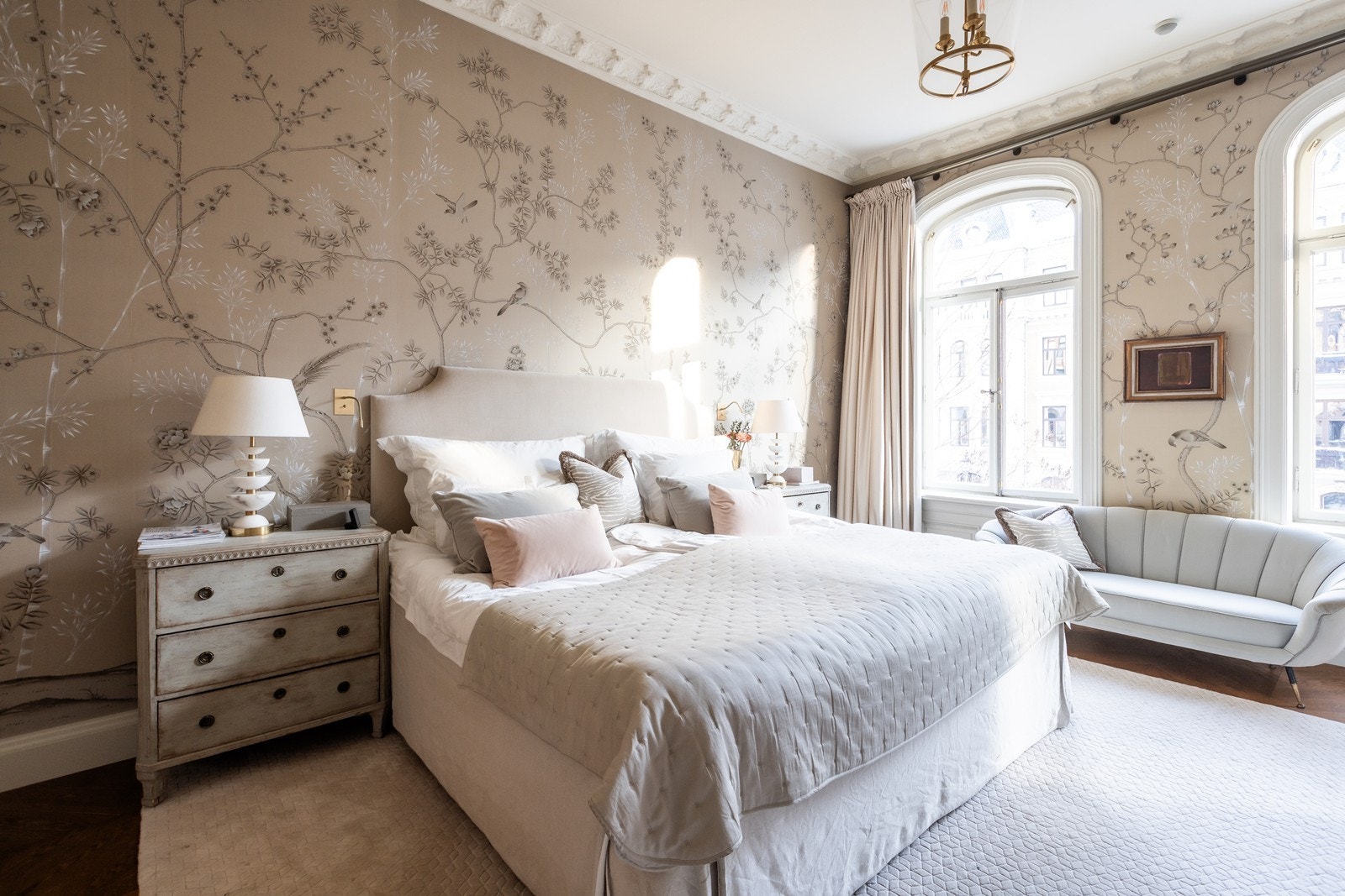 Stort nydelig hovedsoverom med motorisert "hotell" gardinoppheng (gardinsjal medfølger ikke), god skapplass integrert med samme håndmalte tapet som veggen, samt lekkert bad en-suite Galleribilde