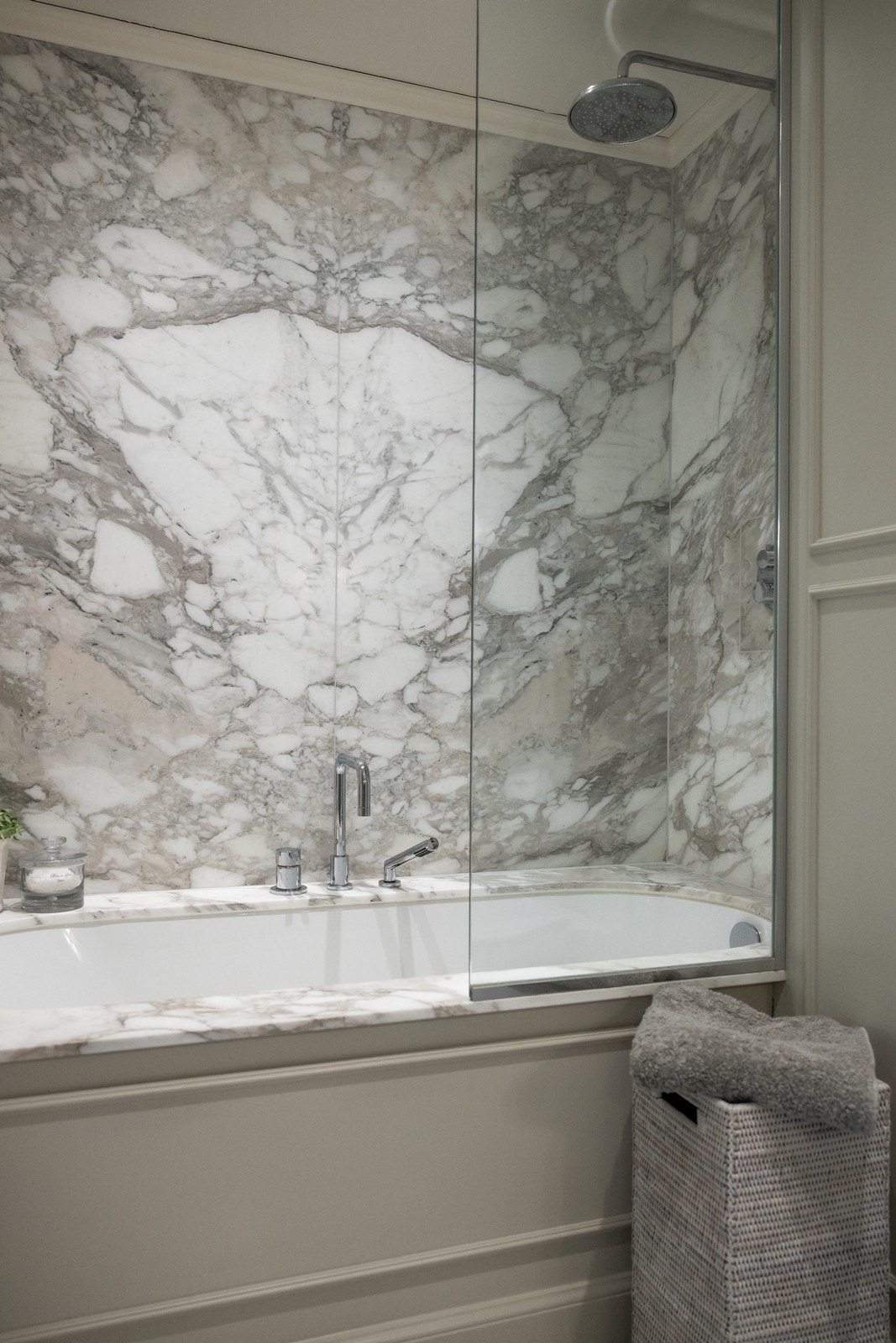 Fantastisk motiv i marmoren over badekaret på hovedbadet Galleribilde