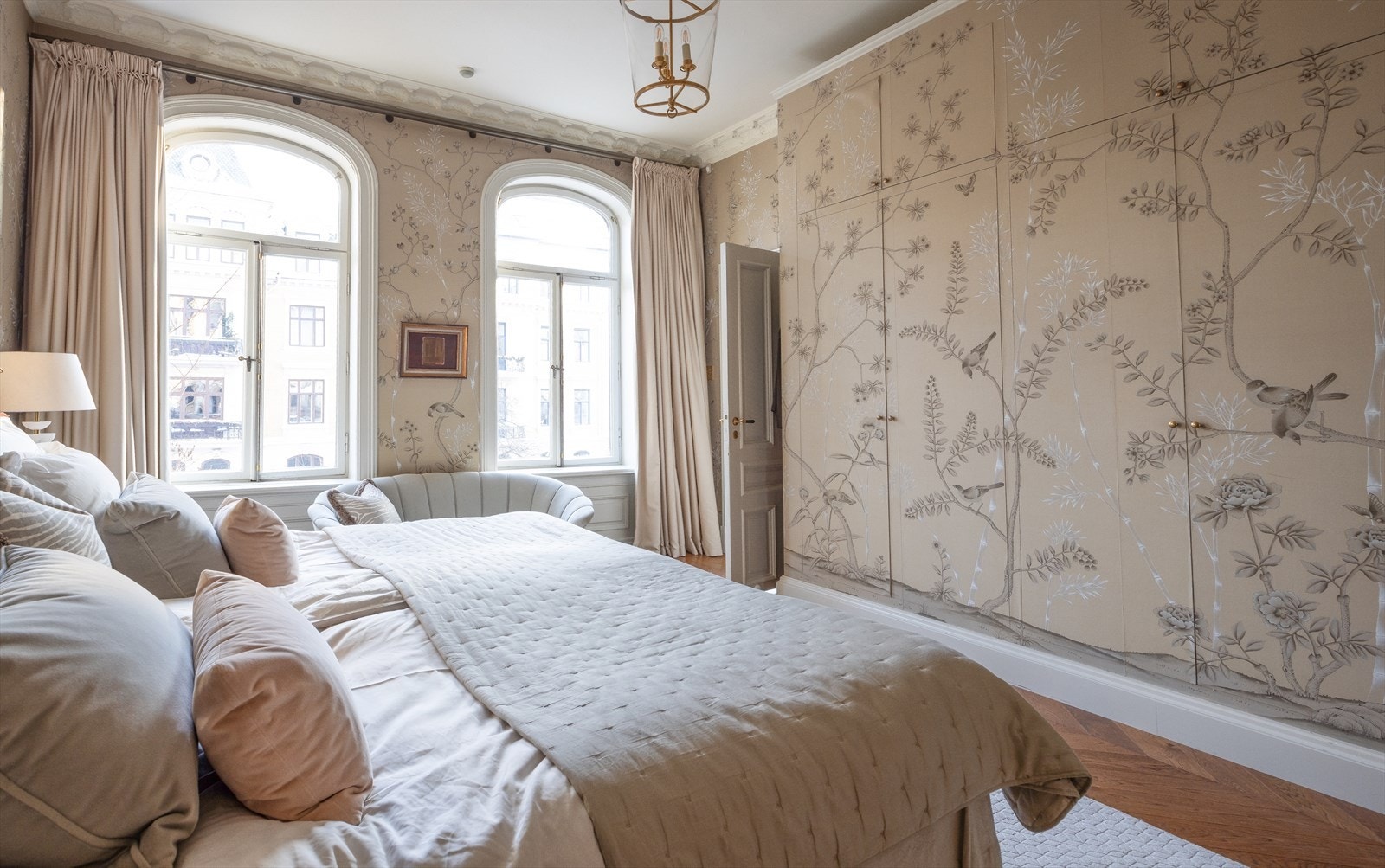 Store gode garderobeskap på hovedsoverommet - tapetsert med samme eksklusive håndmalte tapet som resten av rommet for å "blend in" Galleribilde