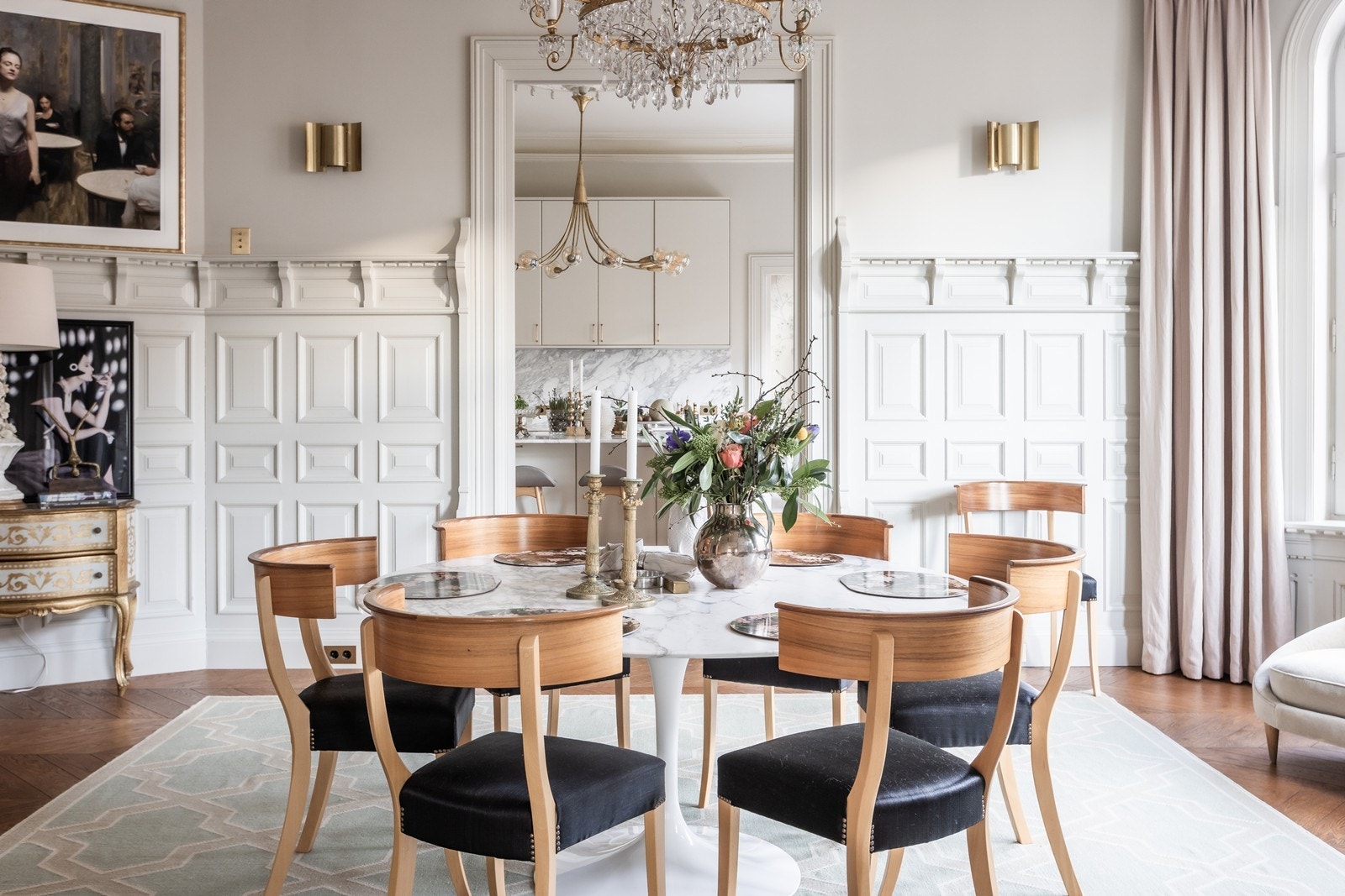 Praktisk tilgang til spisestuen fra spisekjøkkenet Galleribilde