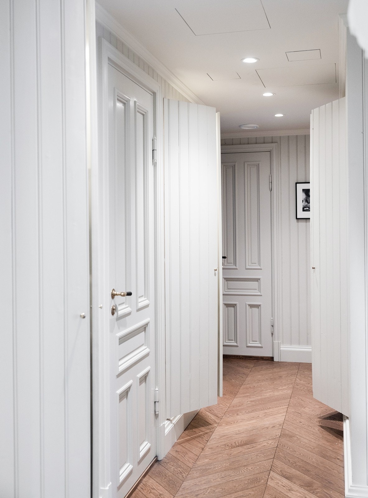 Mellomgang med vegger kledd i tradisjonell perlestaff slik det var originalt. Inngang til gjeste-bad, samt begge barnerommene og tilgang til teknisk skap og garderobeplass Galleribilde