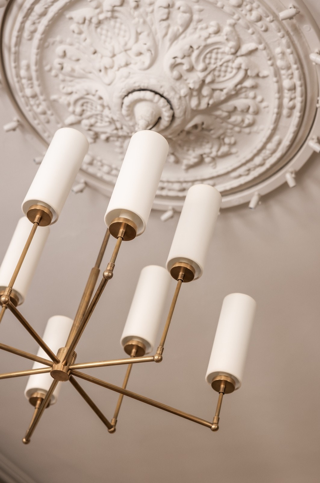 De tre kretsene i spotkransene sørger som nevnt for
funksjonsbelysning (kjøkkenbenk, spisebord, sofabord osv), aksentbelysning (kunst,
ildsteder m.v) samt generell belysning som kan rettes ut i rommet. Takarmaturene
sørger for generell belysning. Galleribilde