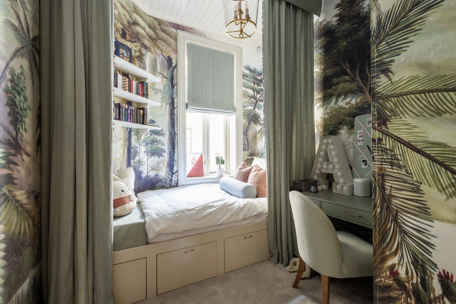 Barnerom "i eventyrland" - fulltapetsert og integrerte skap. Sengeramme med skuffer medfølger Galleribilde