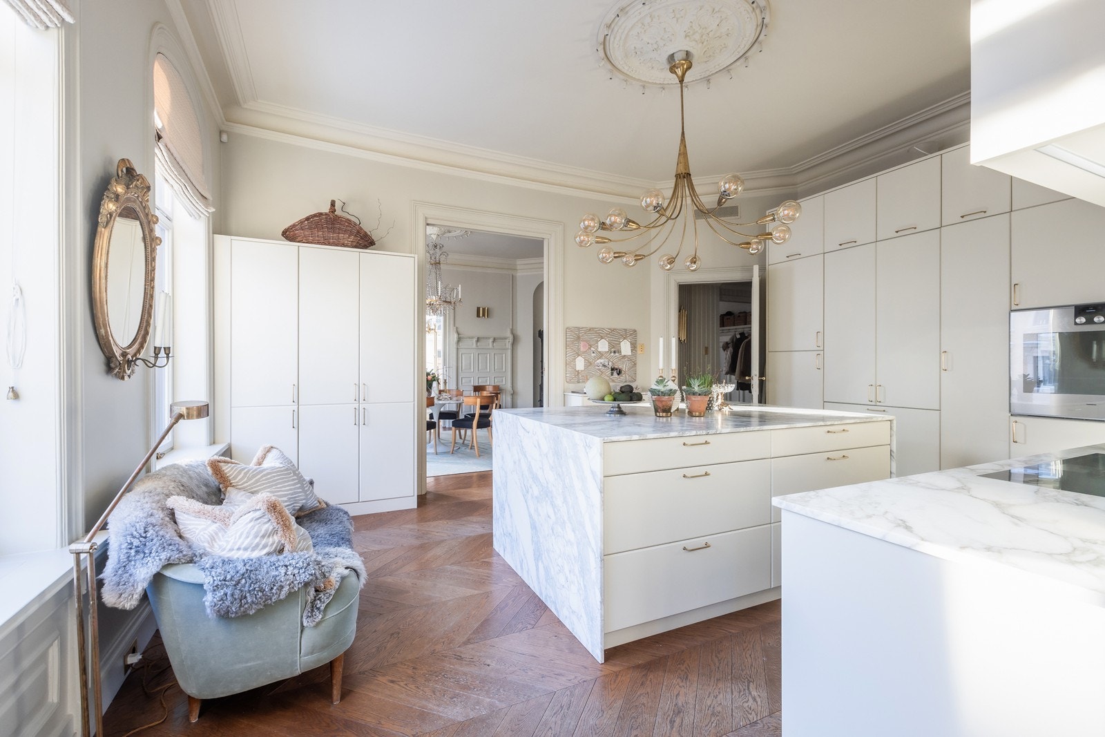 Utrolig mye skapplass på kjøkkenet - i både diverse høyskap, samt under kjøkkenbenk og i kjøkkenøya Galleribilde