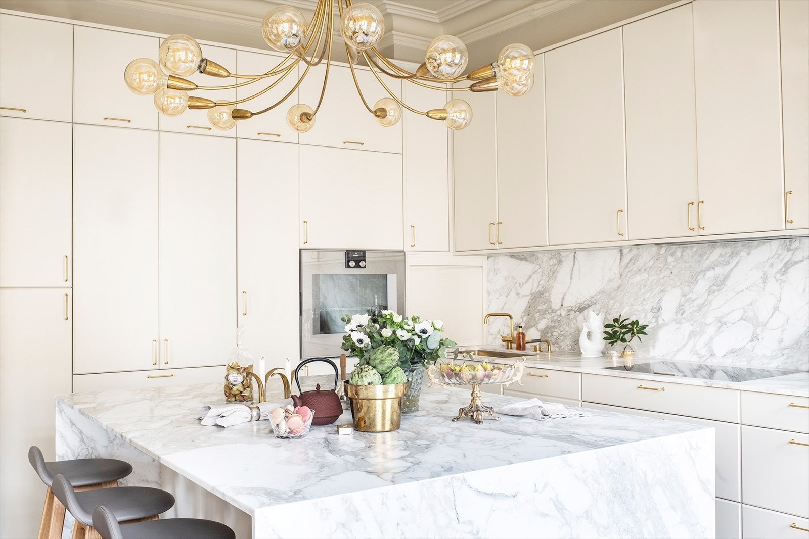 Kjøkkenøy, benkeskiver og backsplash i eksklusiv Arabescato Vagli marmor. Galleribilde