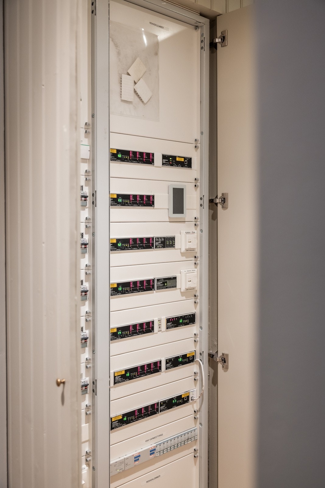 Nytt, stort sikringsskap ble montert i mellomgang. Profesjonelt installert nettverk med brannvegg, strømstyring, switch, Ruckus wifi etc (Aloud/Stockholm). Crestron-app for styring av hele hjemmet på avstand (high-end alarm og lås, kamera, lys, hoveddør). Galleribilde