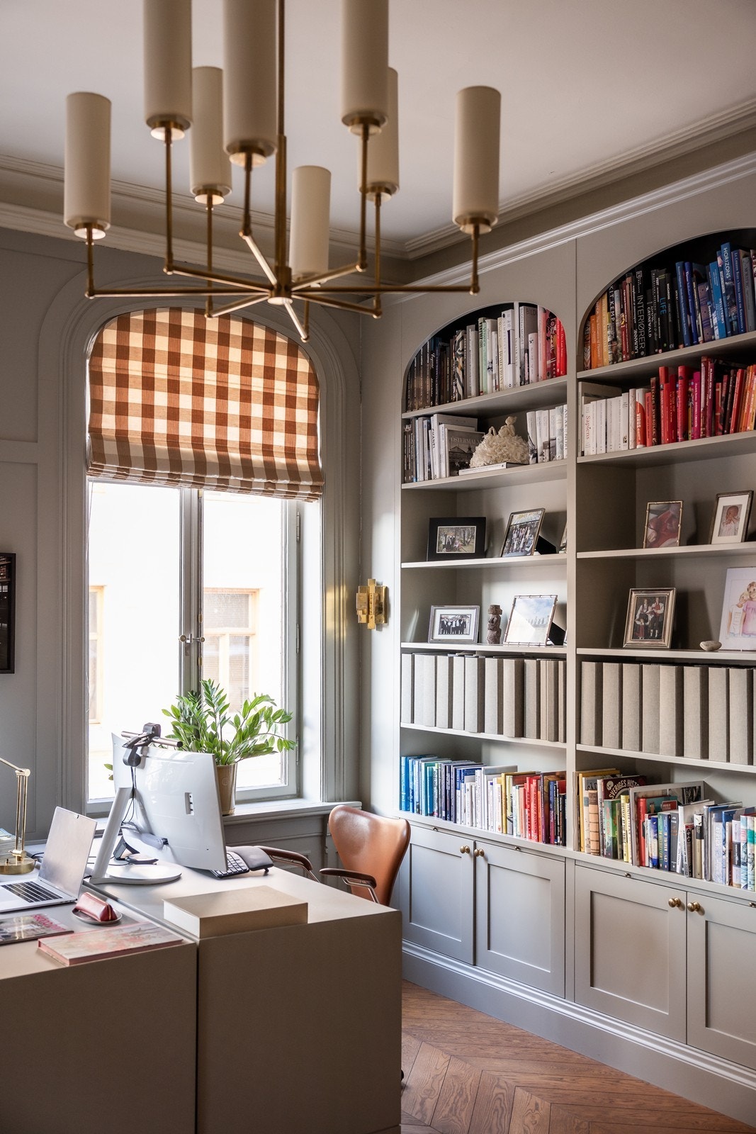 God plass til både bøker og permer - "ordning & reda" Galleribilde