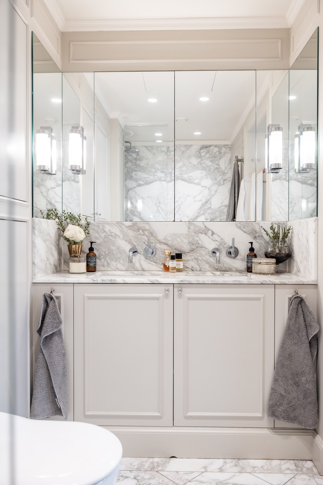 Lekkert bad en-suite med diverse skjult lagringsplass i integrerte løsninger. Utstrakt bruk av eksklusiv marmor også her Galleribilde