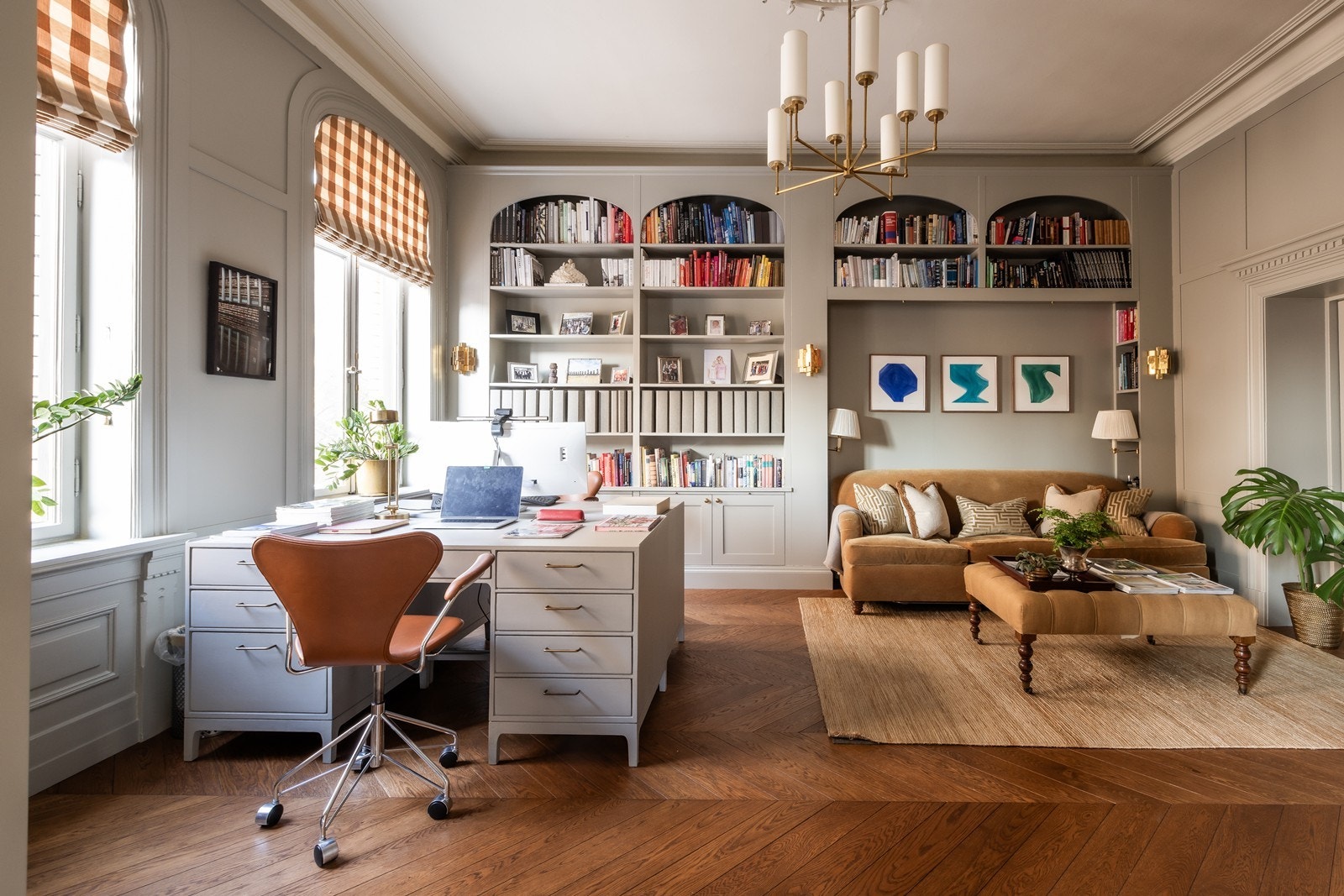 Bibliotek/TV-stue/kontor/soverom nr. 4 - bi-inngang fra felles trapperom til høyre i bildet Galleribilde