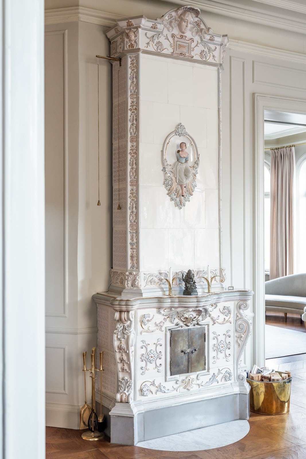 Majestetisk svensk kakkelovn - møysommelig plukket ut og montert i samme epokestil som da bygget ble oppført i 1895 Galleribilde