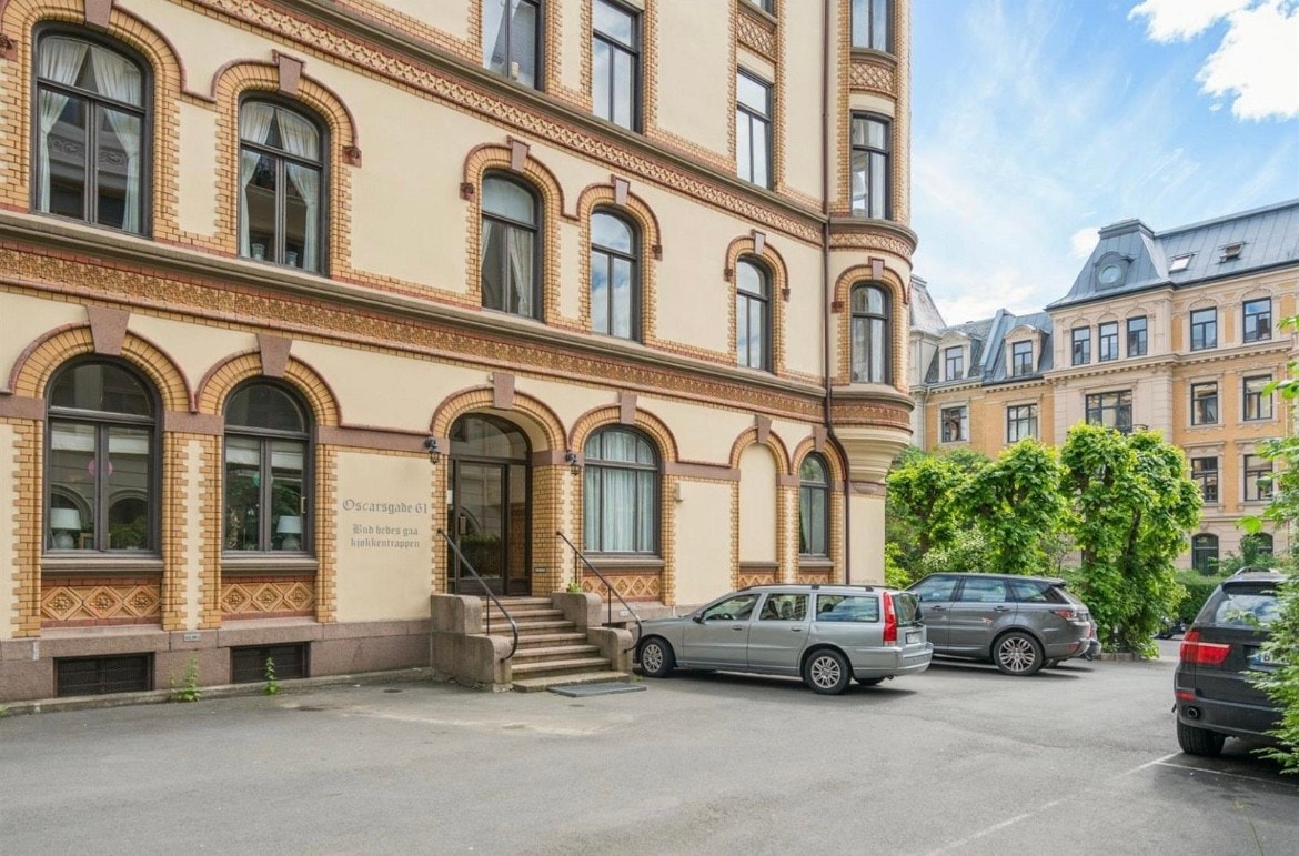 Privat parkeringsplass med el-billader (montert etter at bildet er tatt) disponeres av leiligheten på sameiets egen gårdsplass Galleribilde