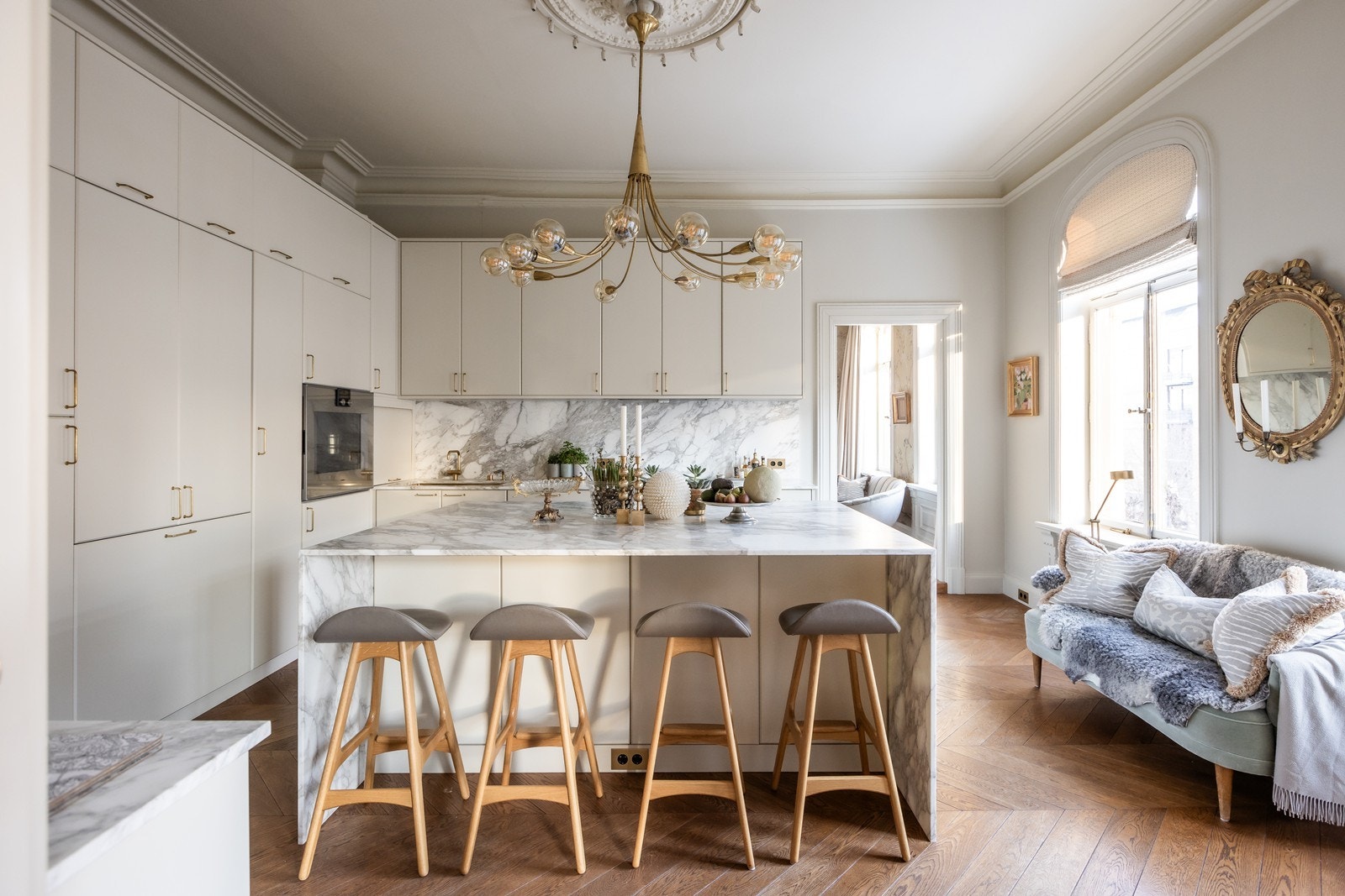 Godt med lys fra 2 store vinduer mot Oscars gate - hovedsoverommet inn døren rett frem i bildet Galleribilde