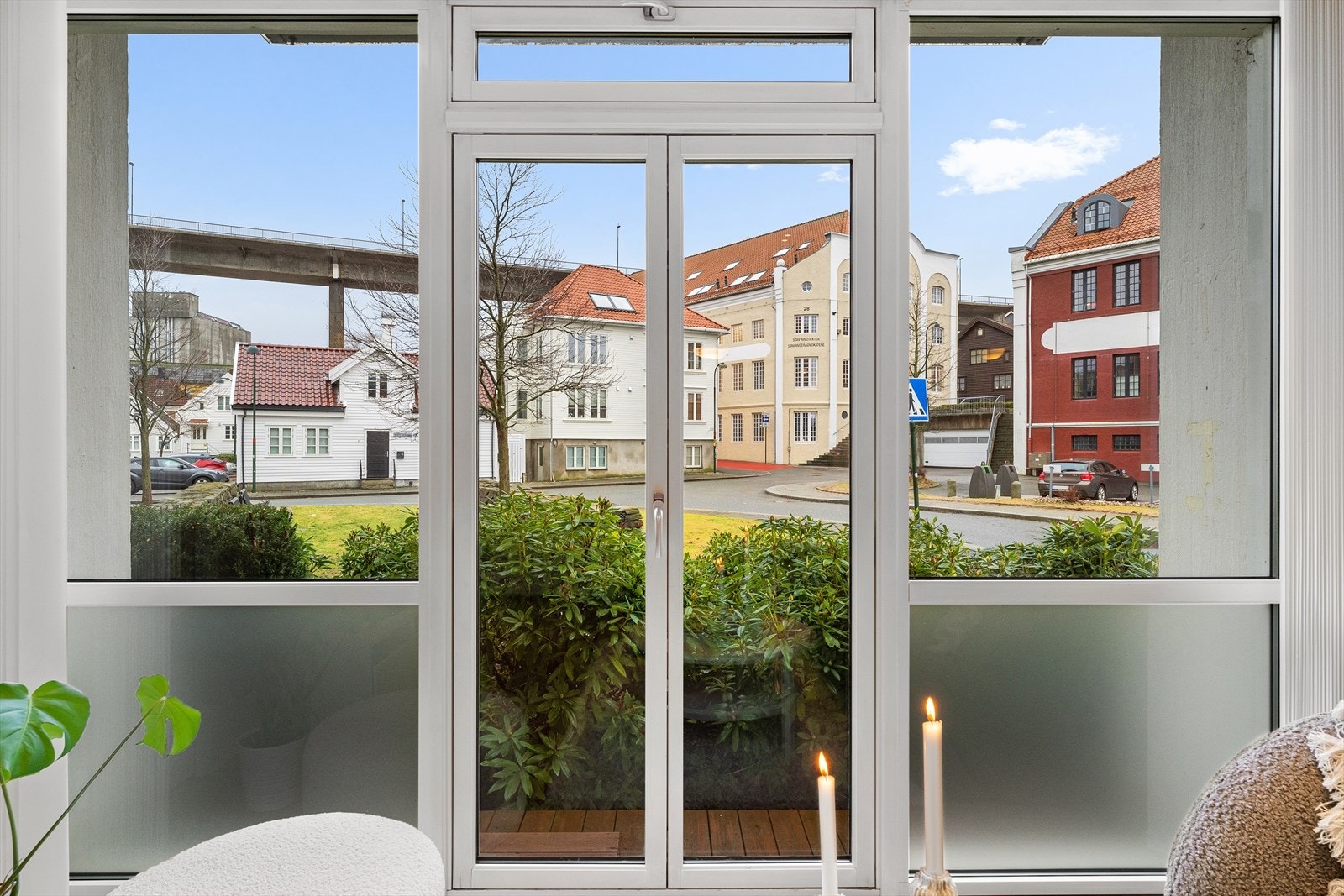 Godt lysinnslipp og lameller som kan trekkes for ved ønske Galleribilde